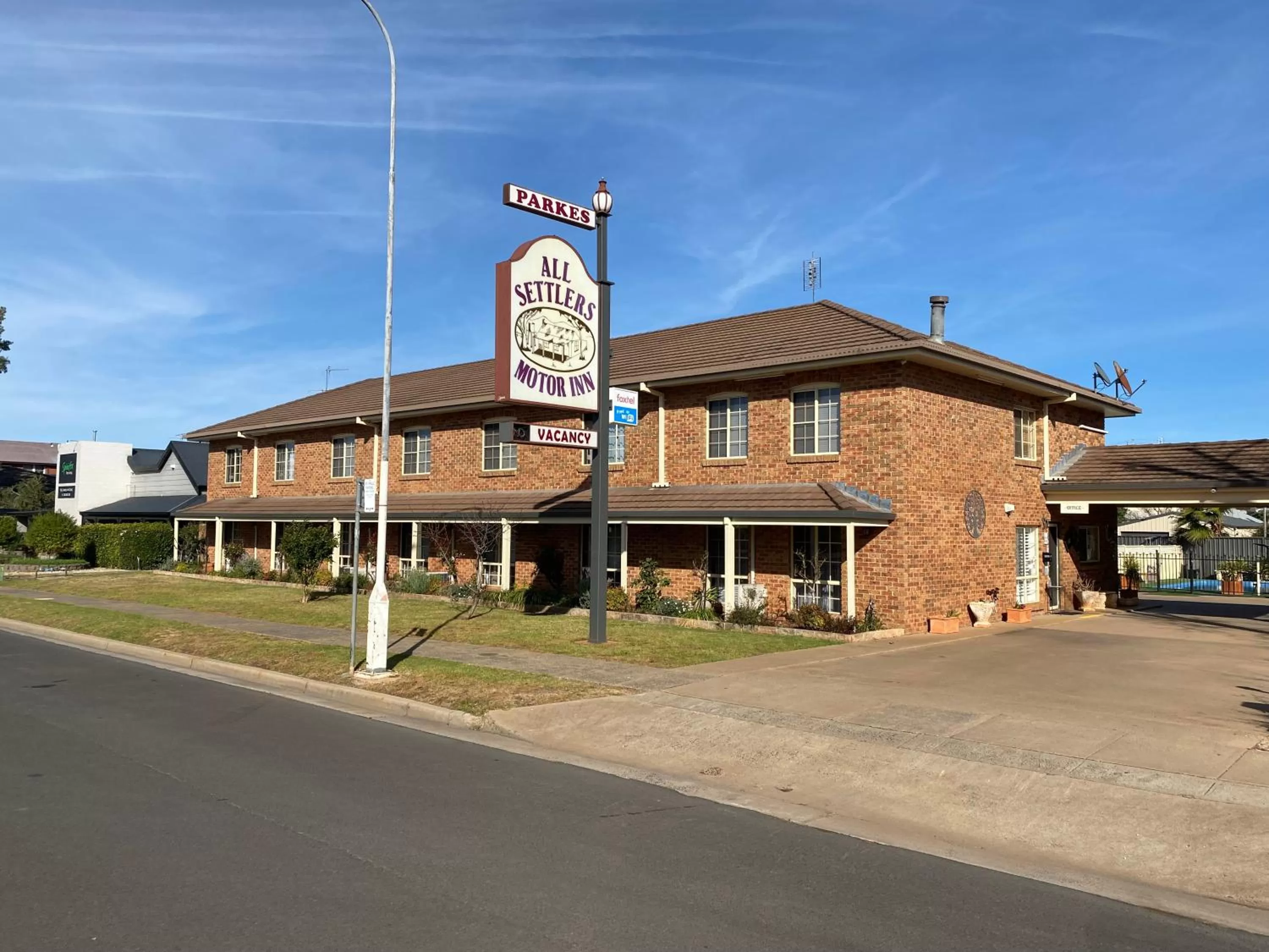 Property Building in All Settlers Motor Inn Parkes
