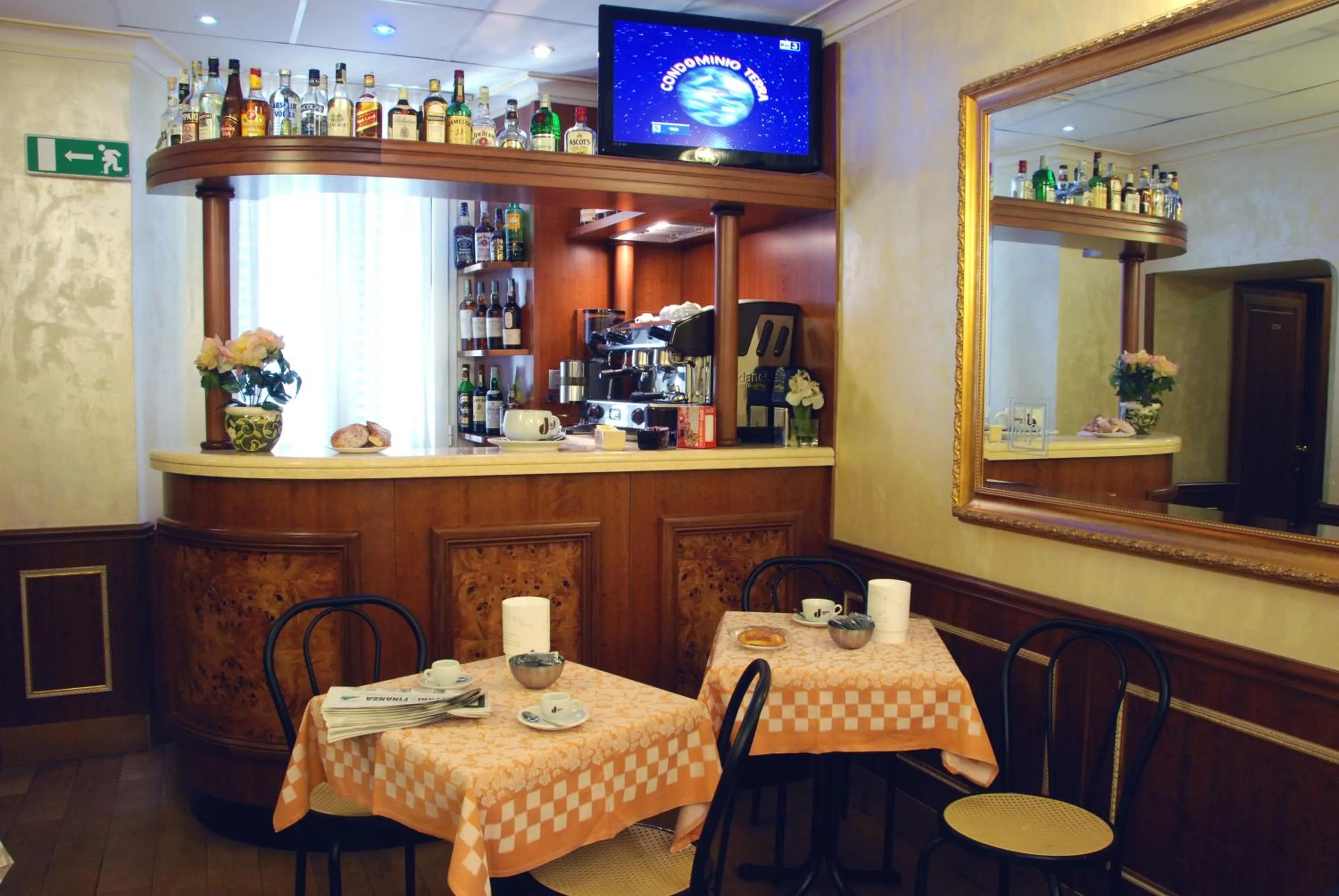 Communal lounge/ TV room in Hotel Marco Polo Rome