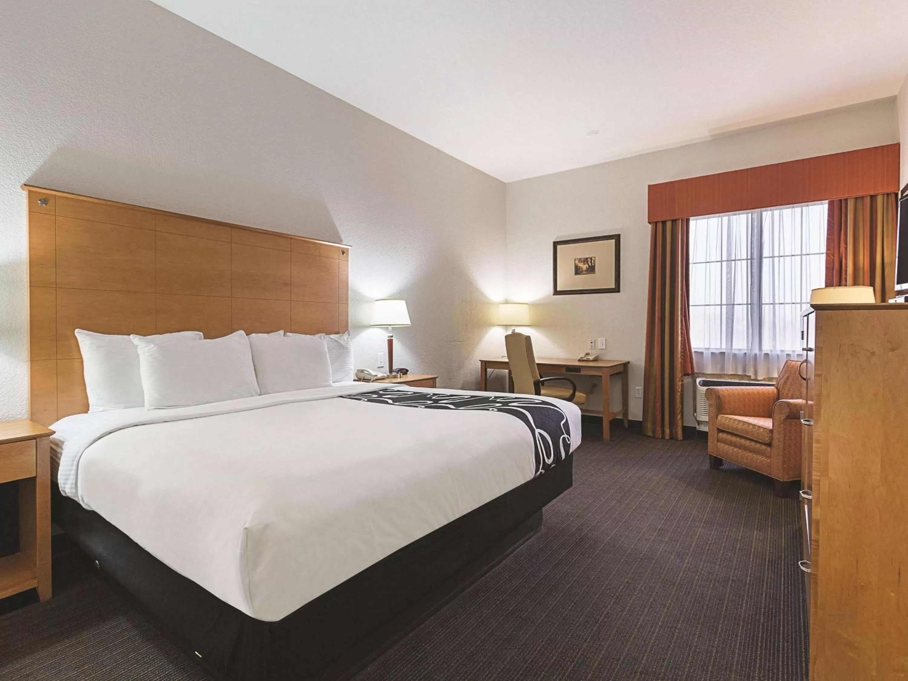 King Room with Bath Tub - Mobility/Hearing Accessible - Non-Smoking in La Quinta by Wyndham Alvarado