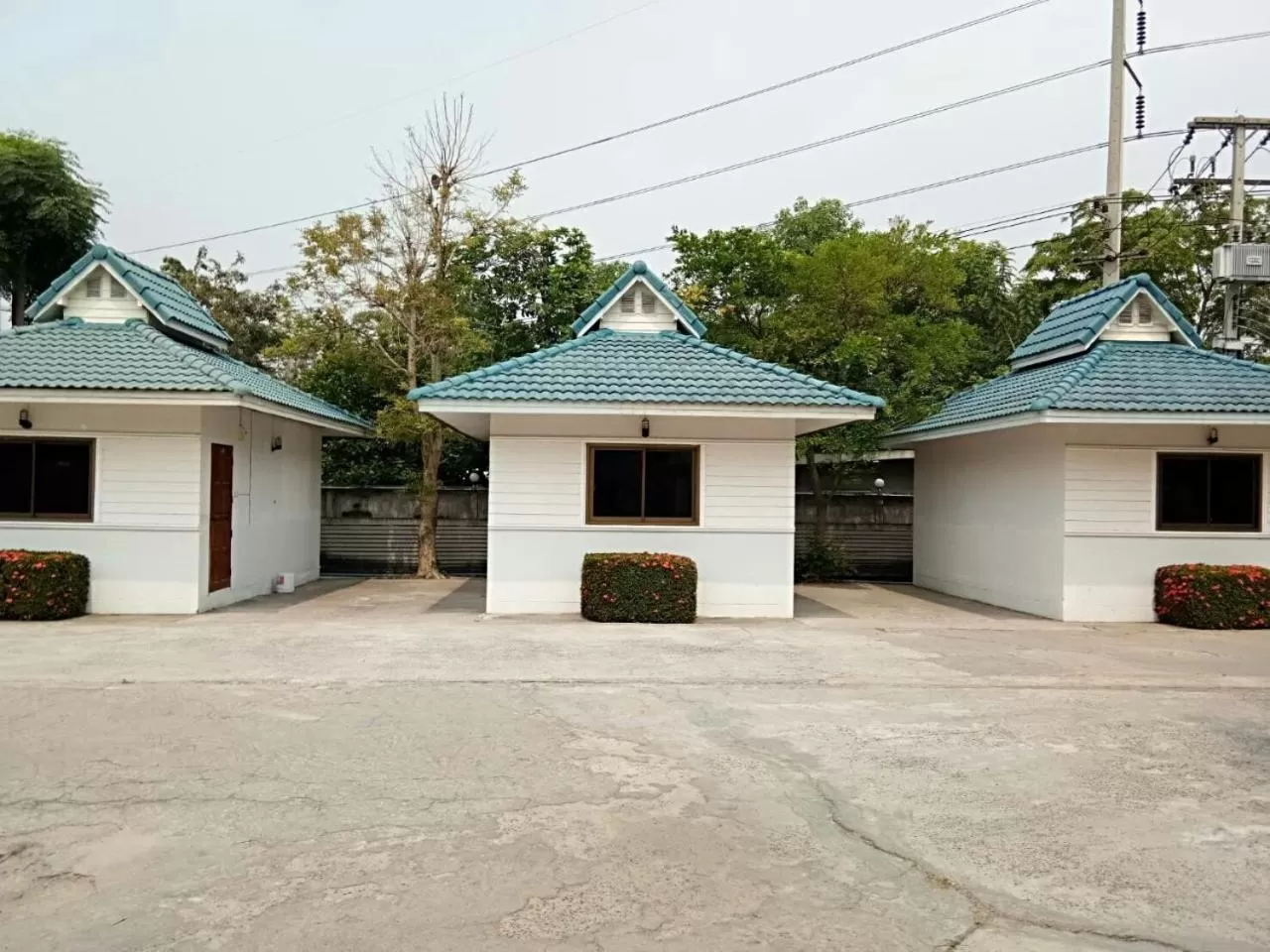 Facade/entrance in โรงแรมฟ้าพราวฝน Fah Proud Fon Hotel