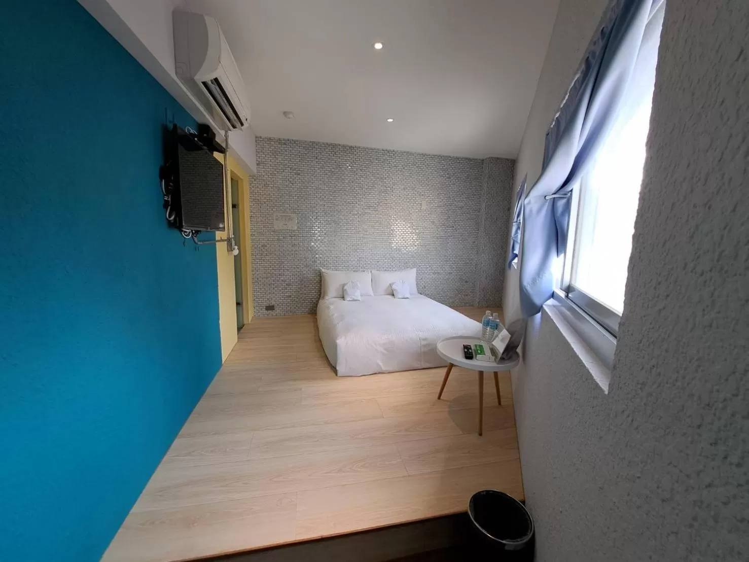 Photo of the whole room, Bed in King Wow Inn