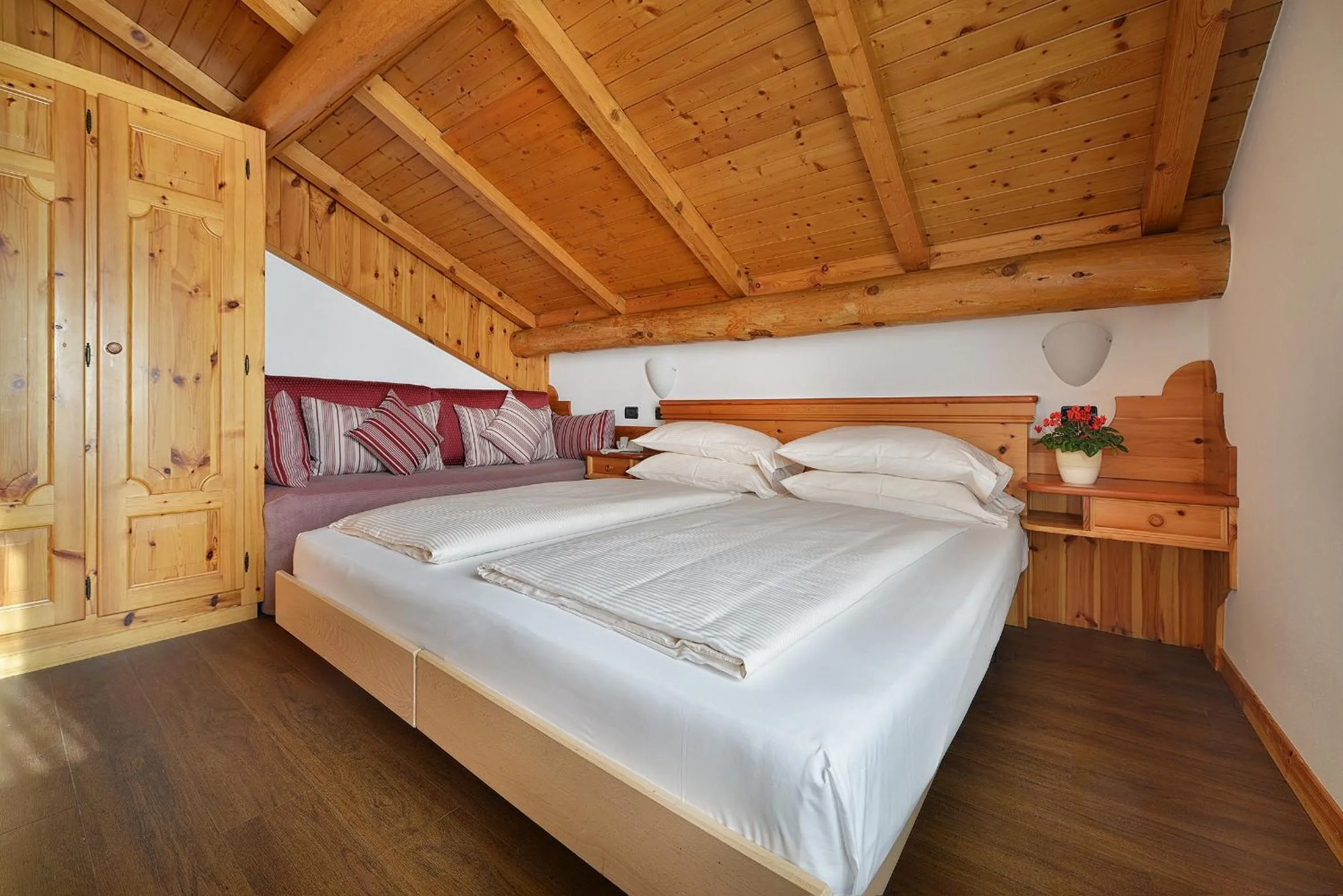Photo of the whole room, Bed in Hotel Livigno
