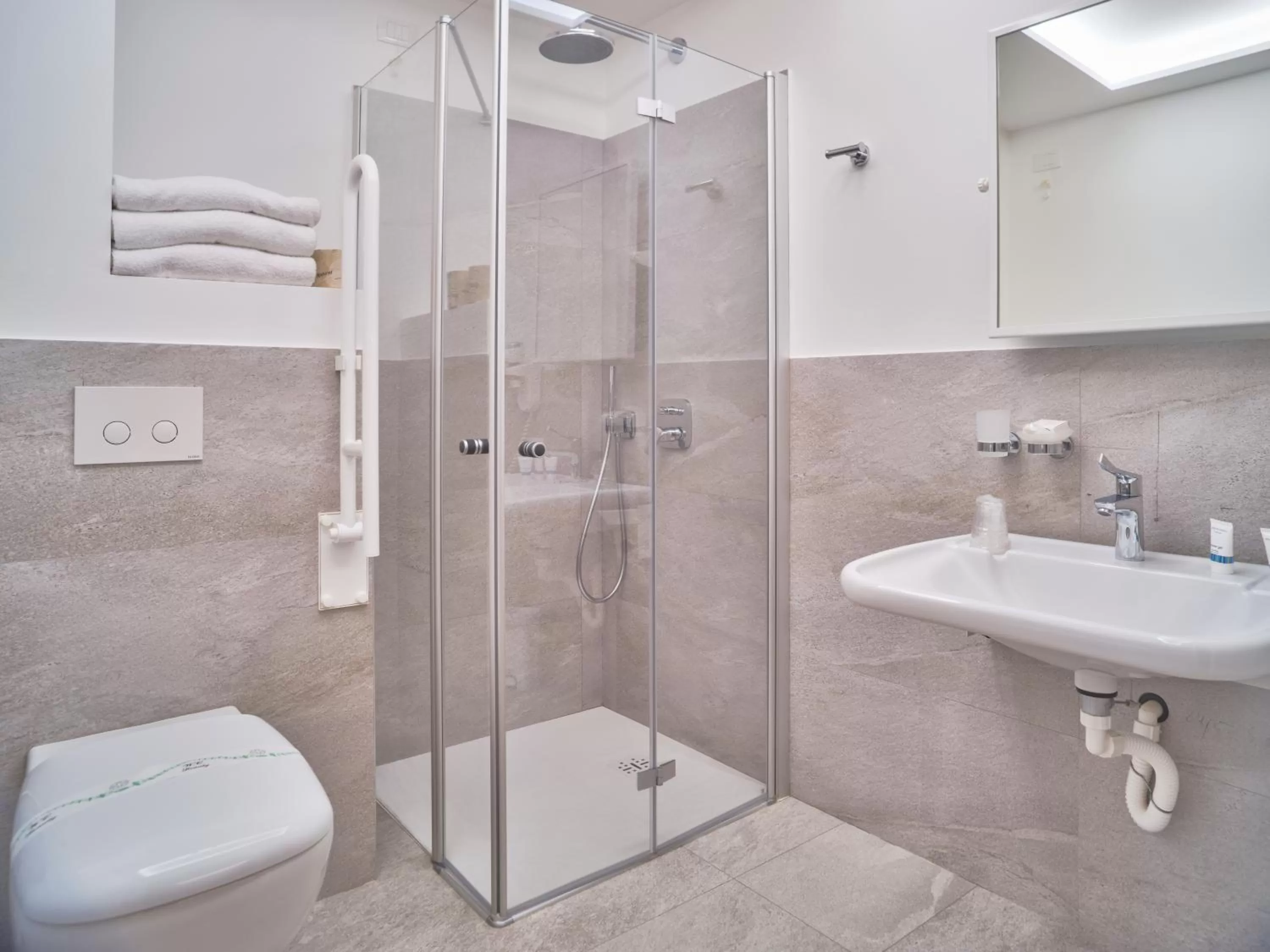 Shower in Hotel Medusa