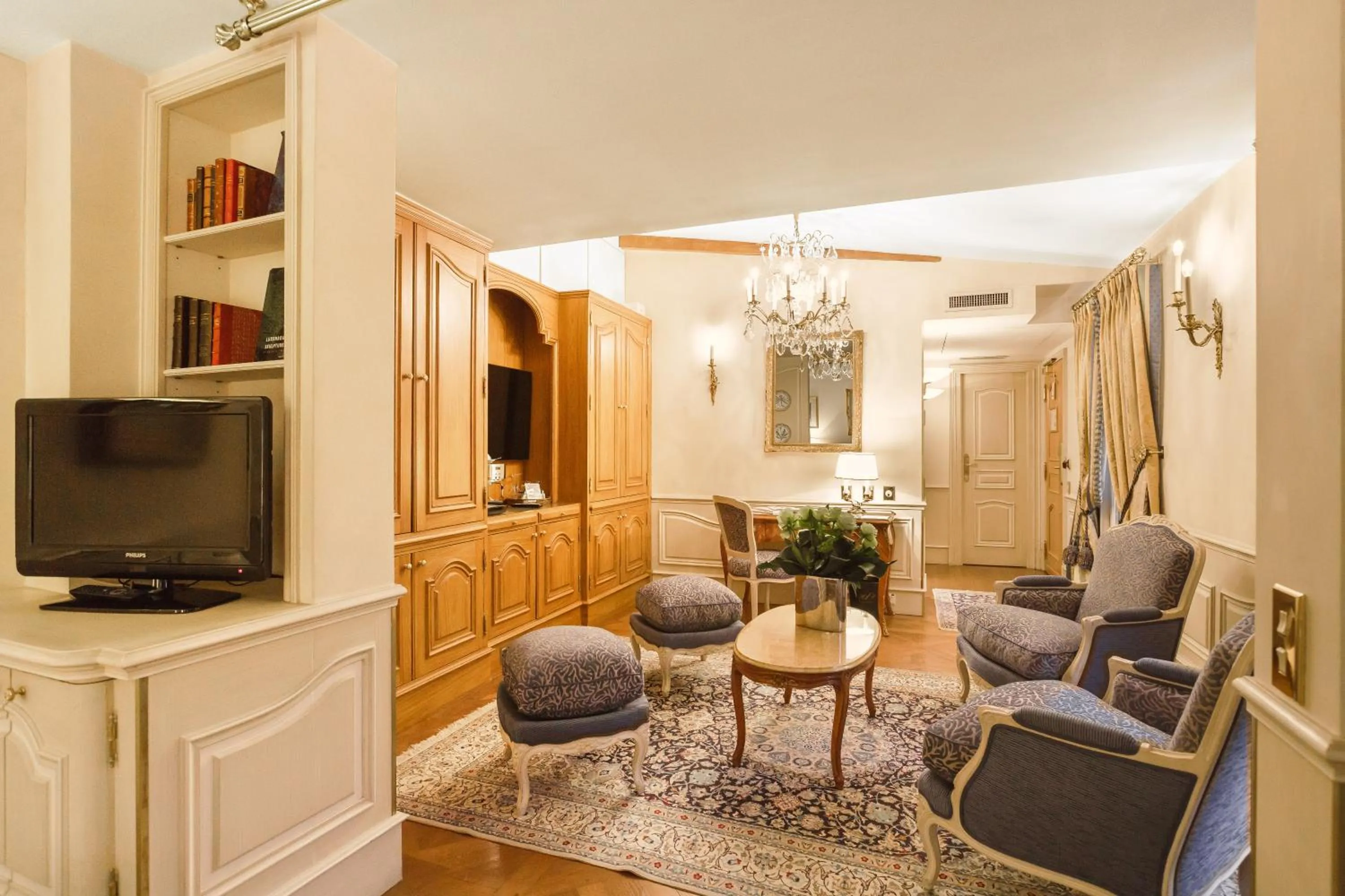 Photo of the whole room in Hotel Luxembourg Parc