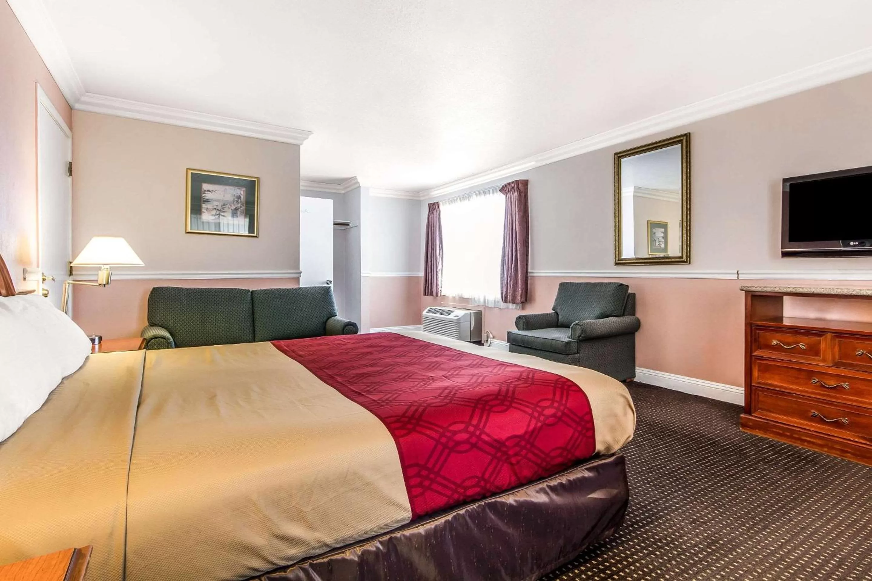 Photo of the whole room, Bed in Econo Lodge Castro Valley I-580