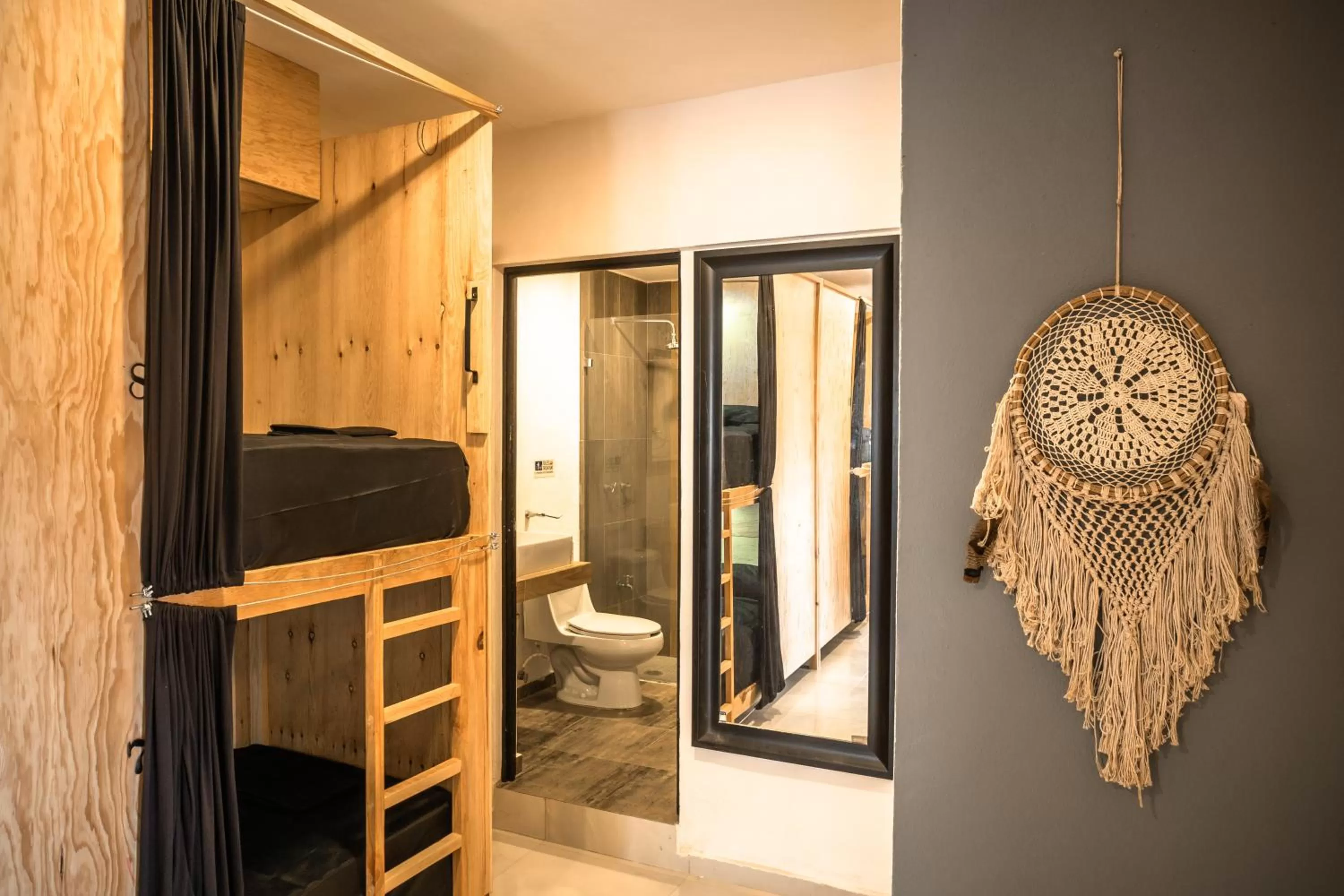 bunk bed in Maui hostel playa del carmen