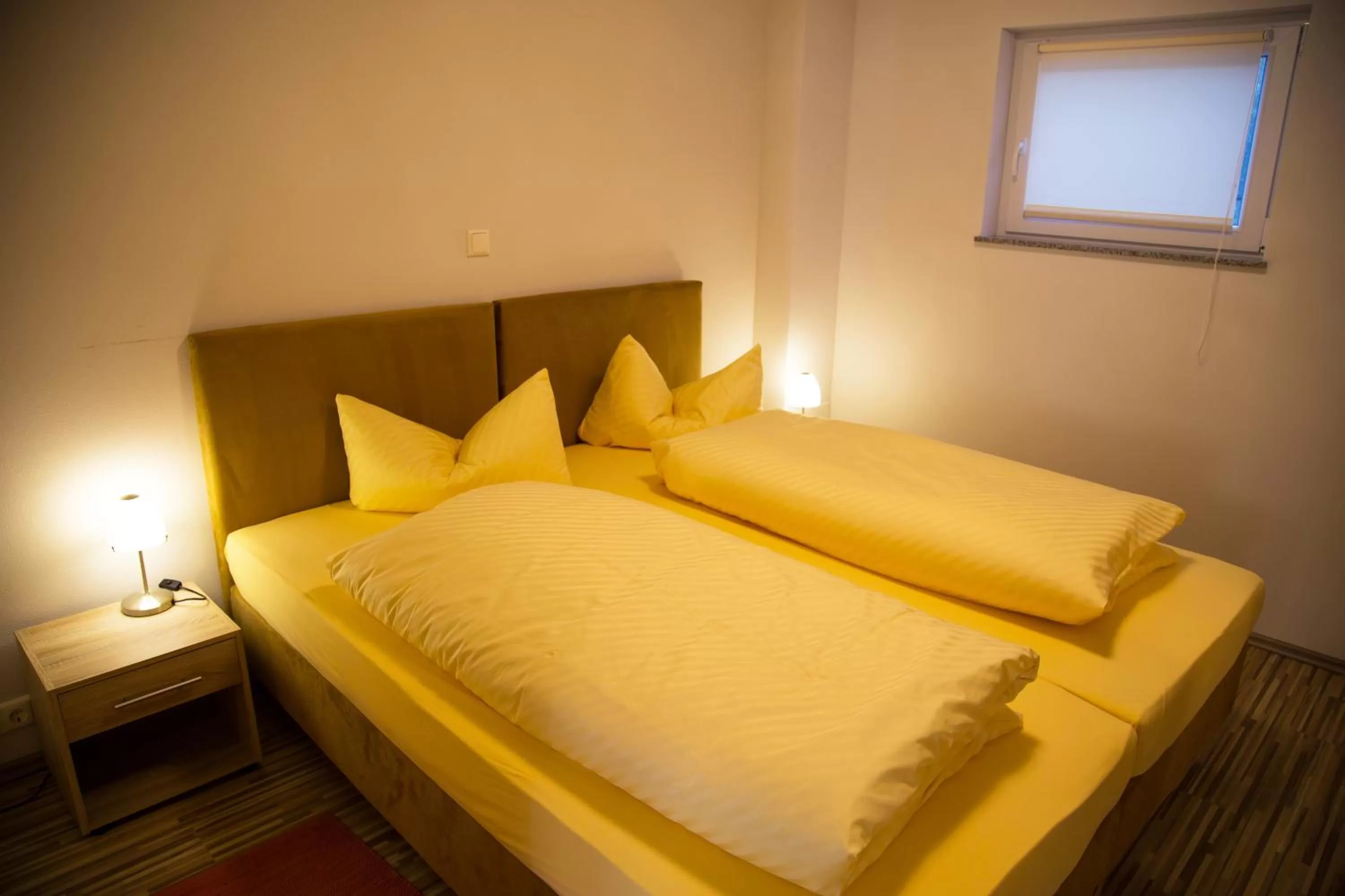 Bedroom, Bed in Gästehaus und Fewo Lamm Garni