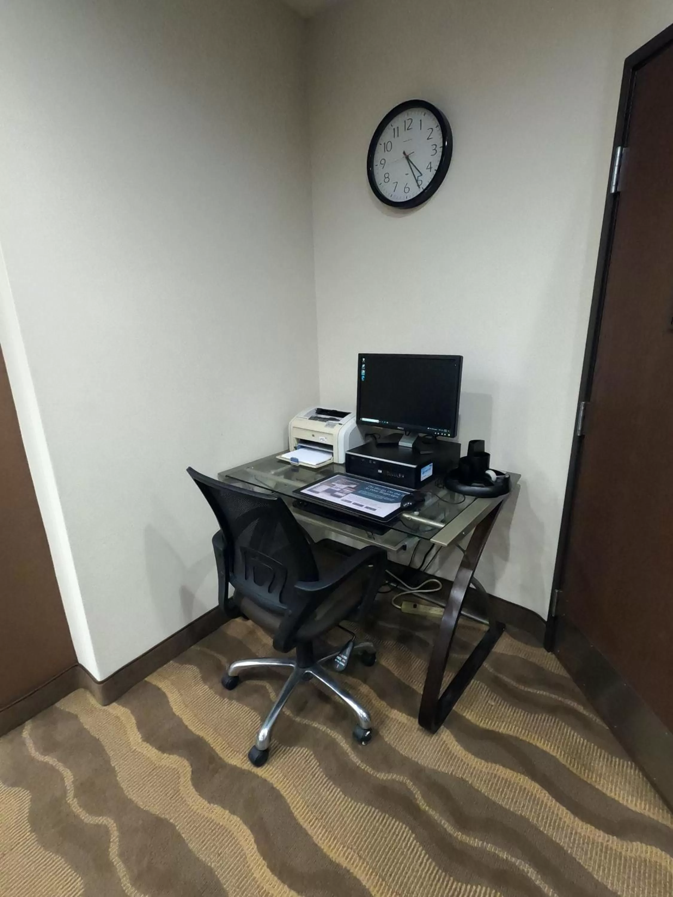Business facilities in HomeTowne Studios & Suites by Red Roof Washington