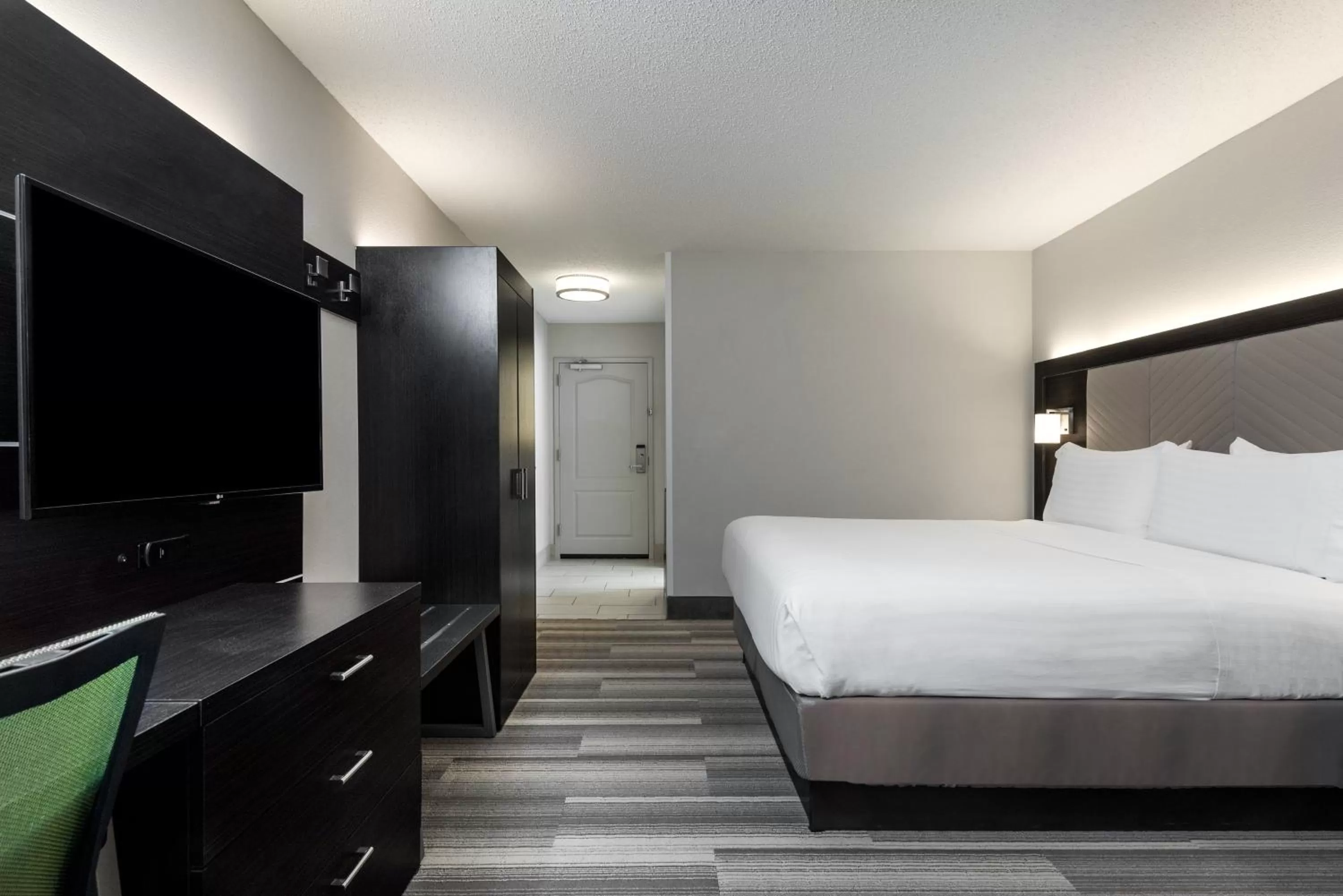 Photo of the whole room, Bed in Holiday Inn Express & Suites Florence I-95 & I-20 Civic Ctr by IHG