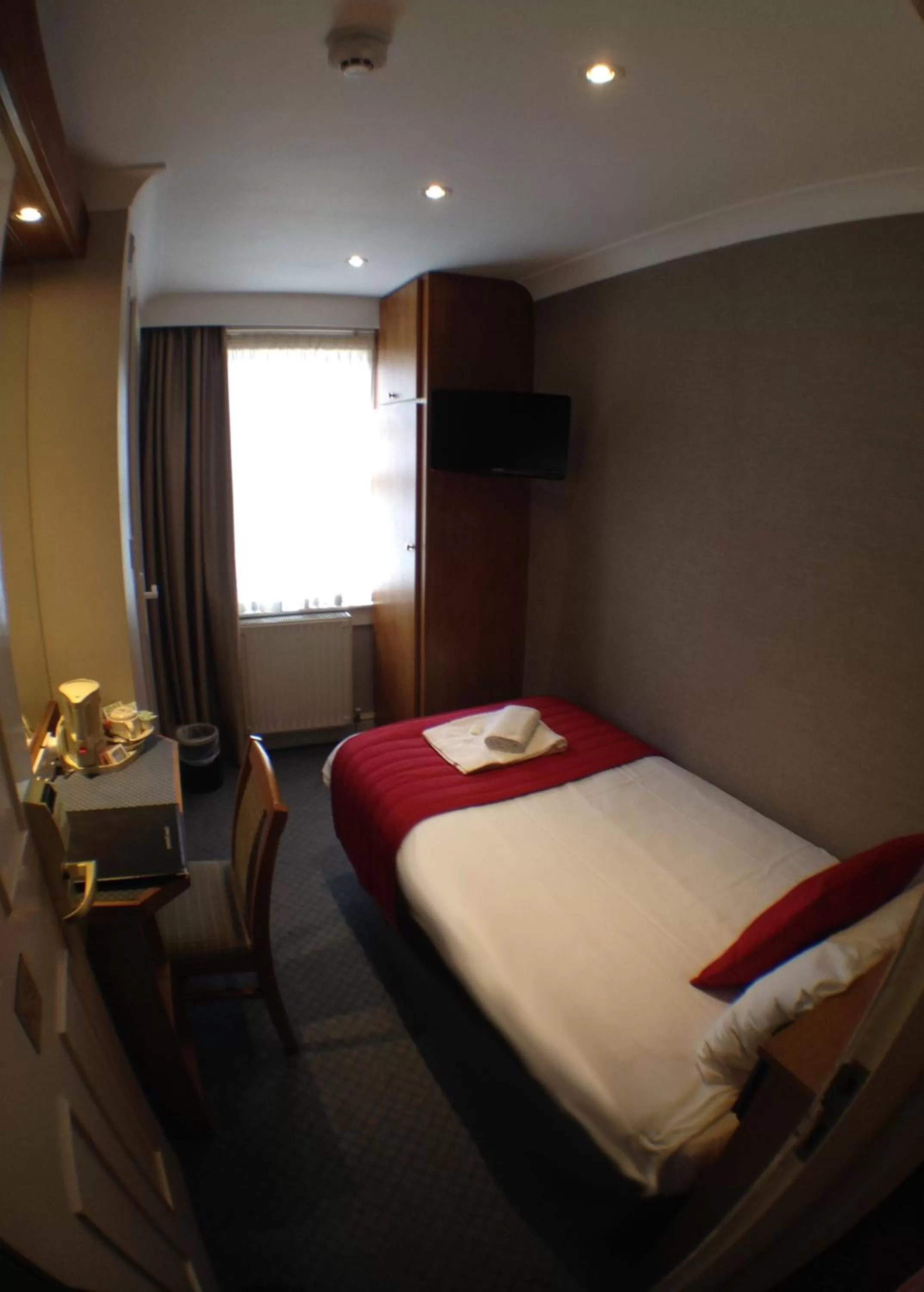 Photo of the whole room, Bed in Columbus Hotel