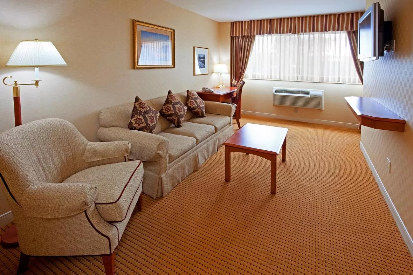 Living room, Bed in Rockville Centre Hotel - JFK Airport