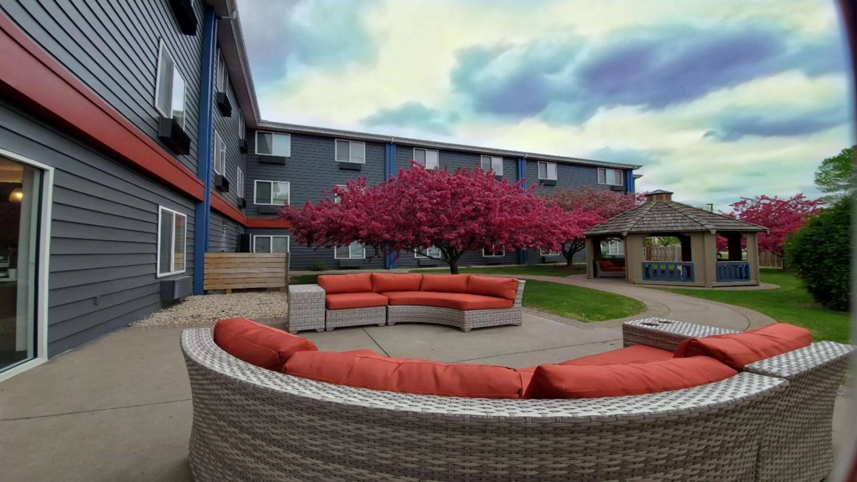 Property building in Best Western Plus Hudson I-94