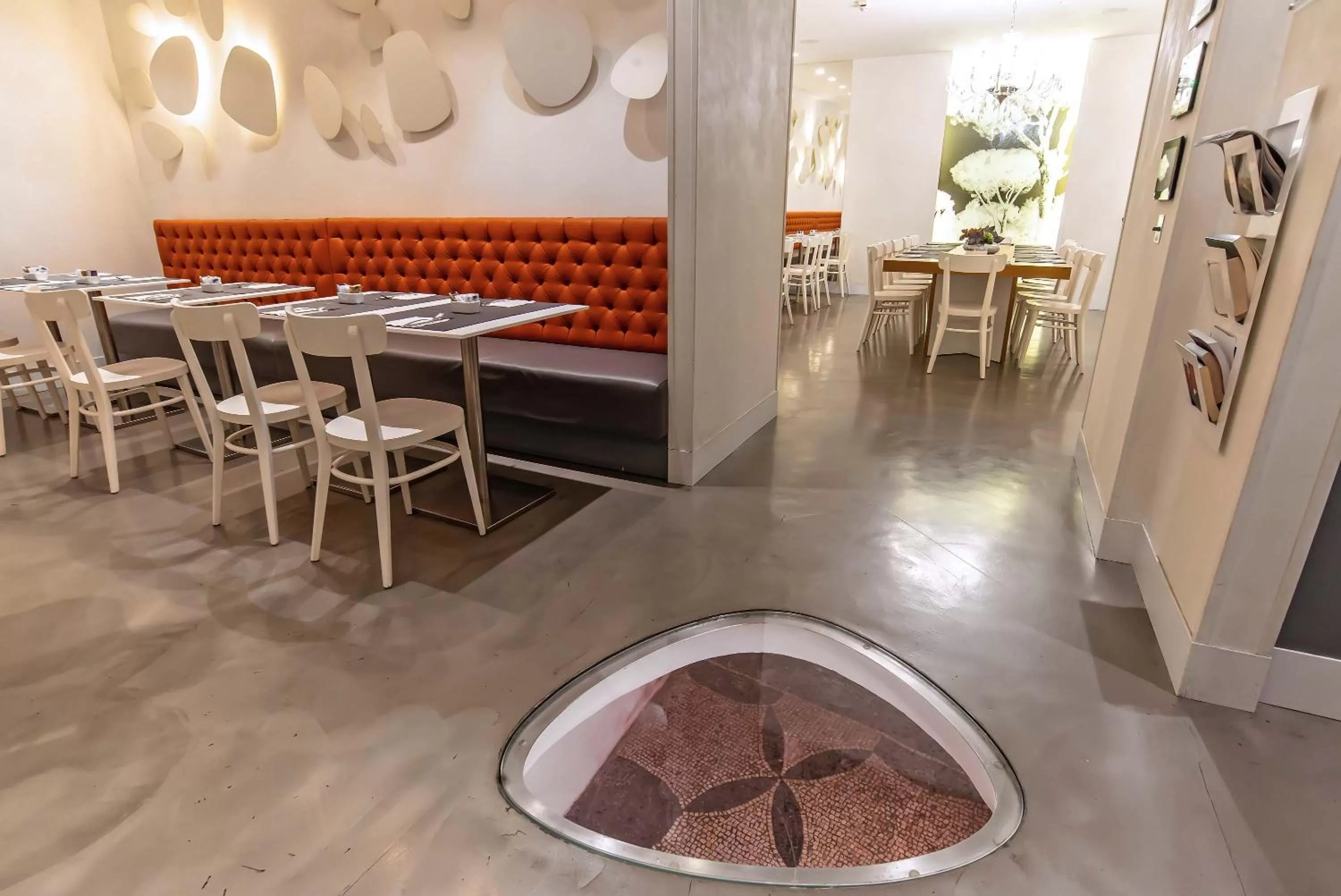 Dining area in Hotel White