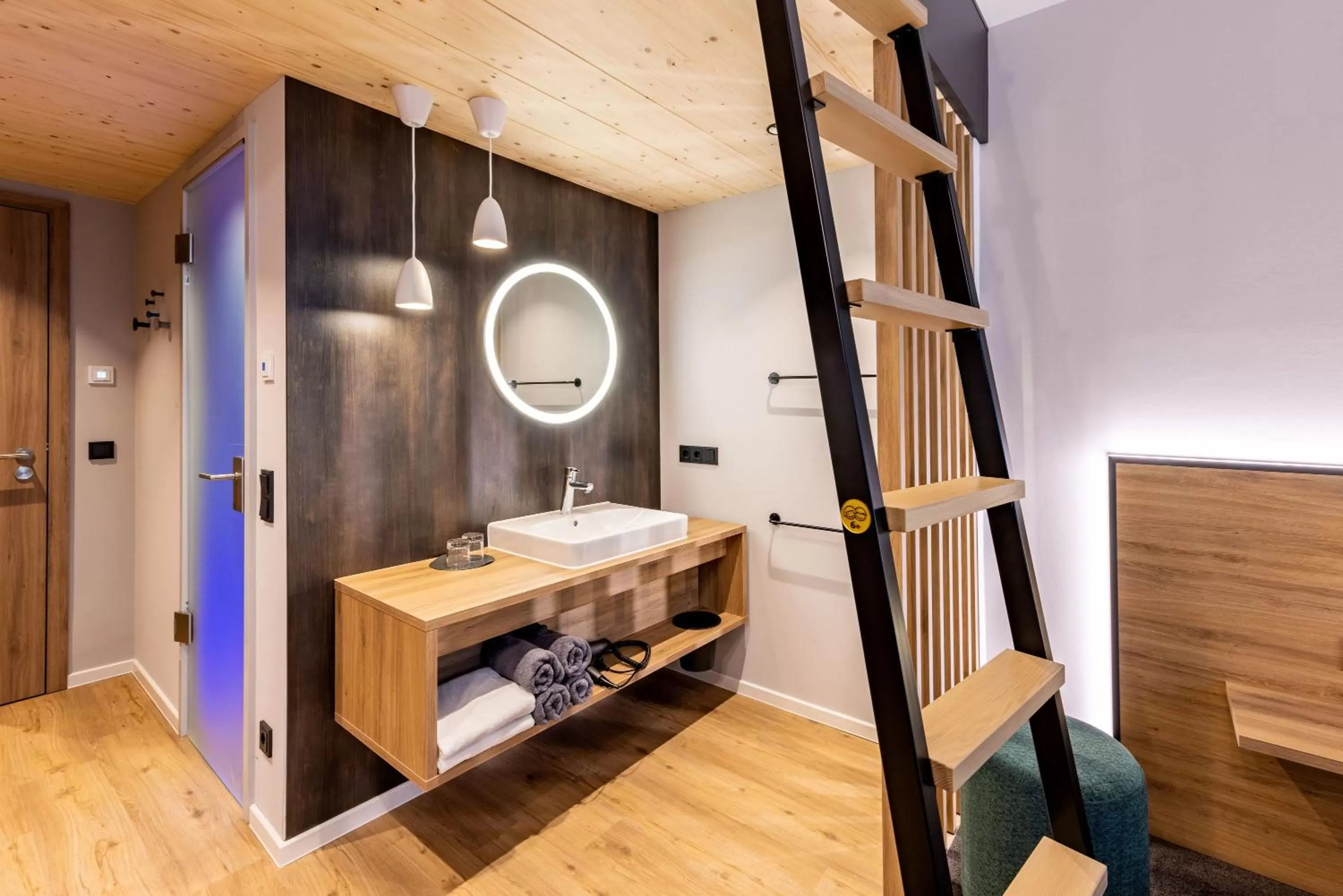 Bathroom, Bed in BOLLWERK Lifestyle Hotel, automatisiertes Hotel mit Self Check In