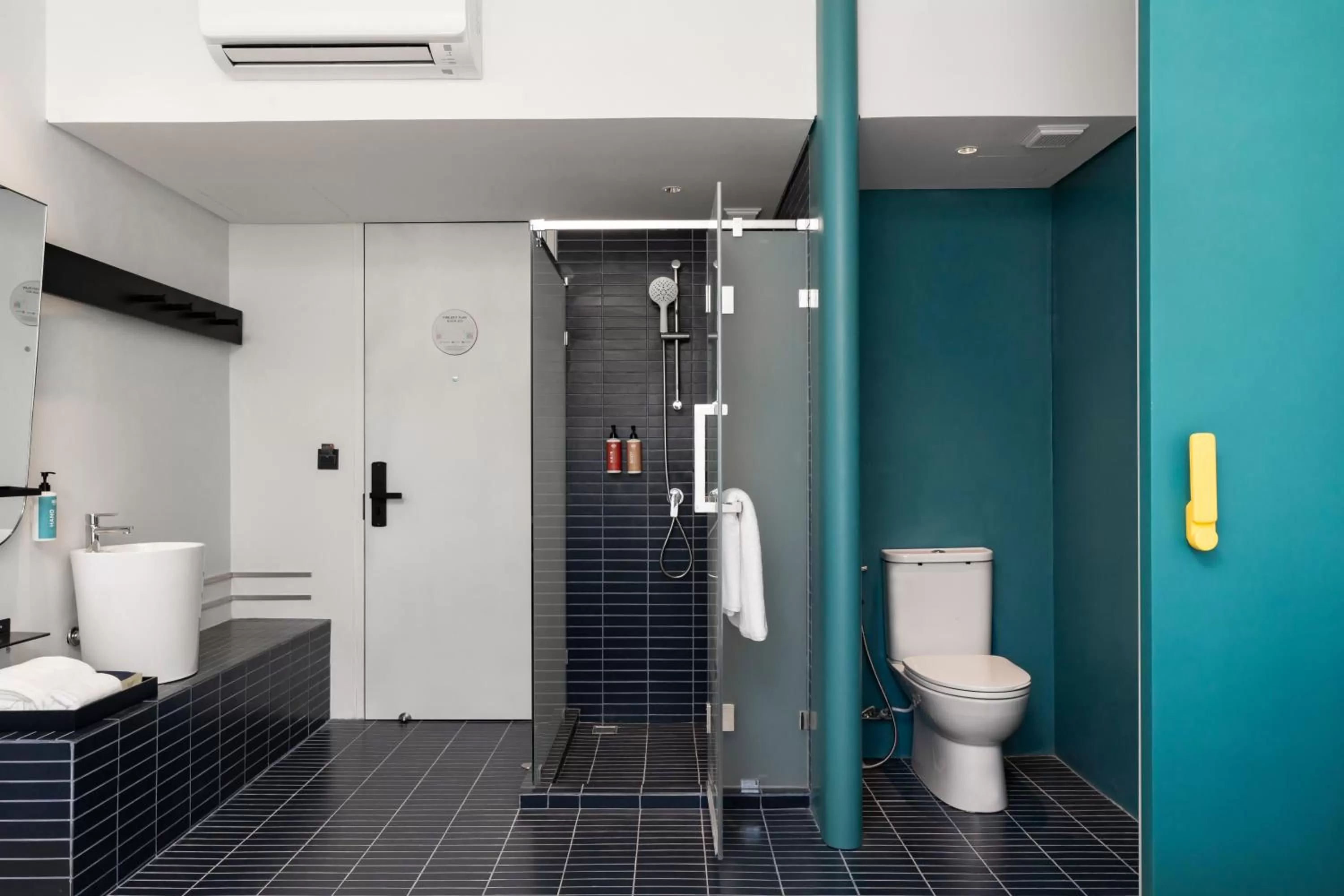 Toilet in GO Hotel Bowin at Robinson Lifestyle Bowin