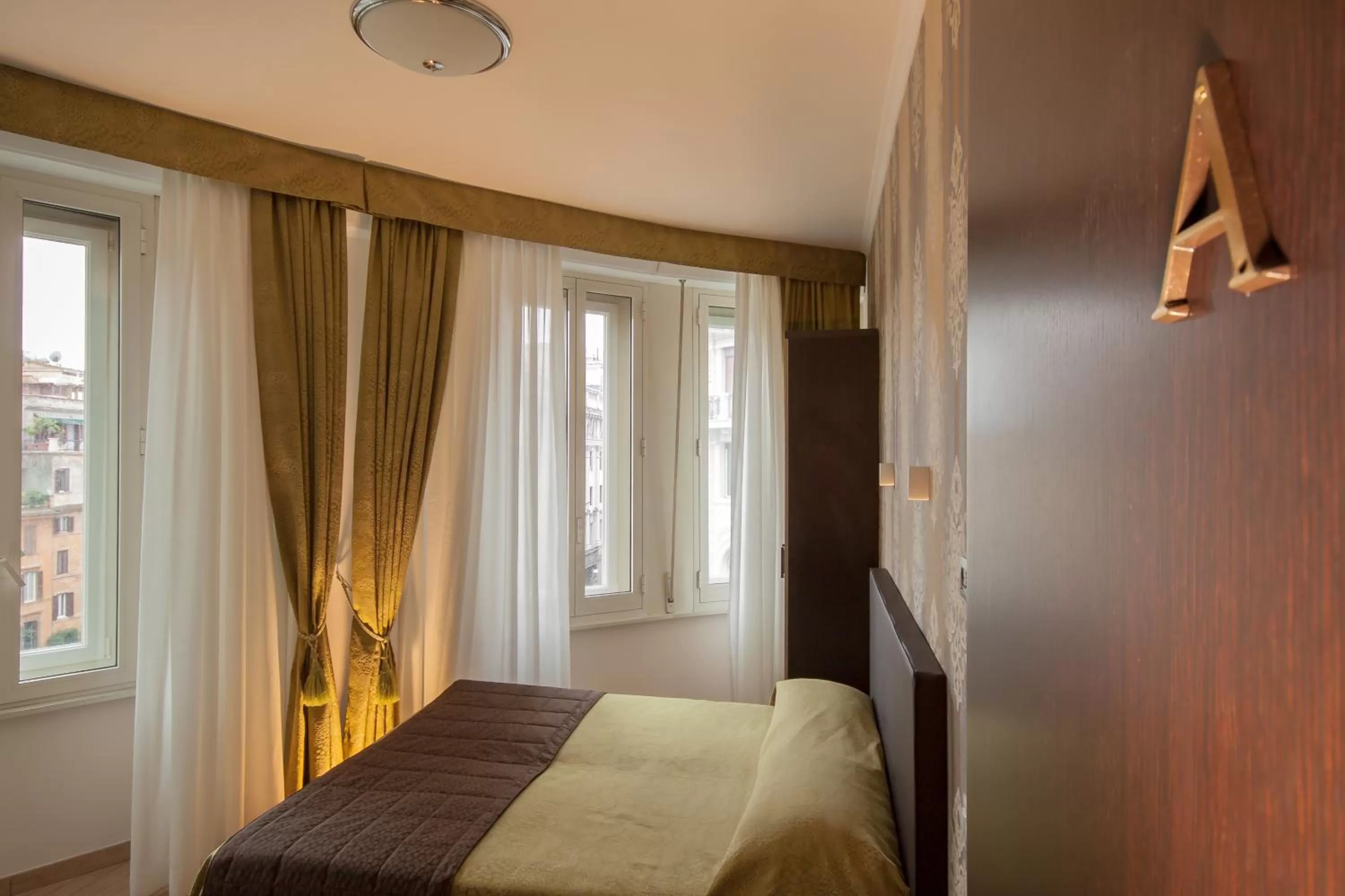 Photo of the whole room, Bed in Rome Kings Suite