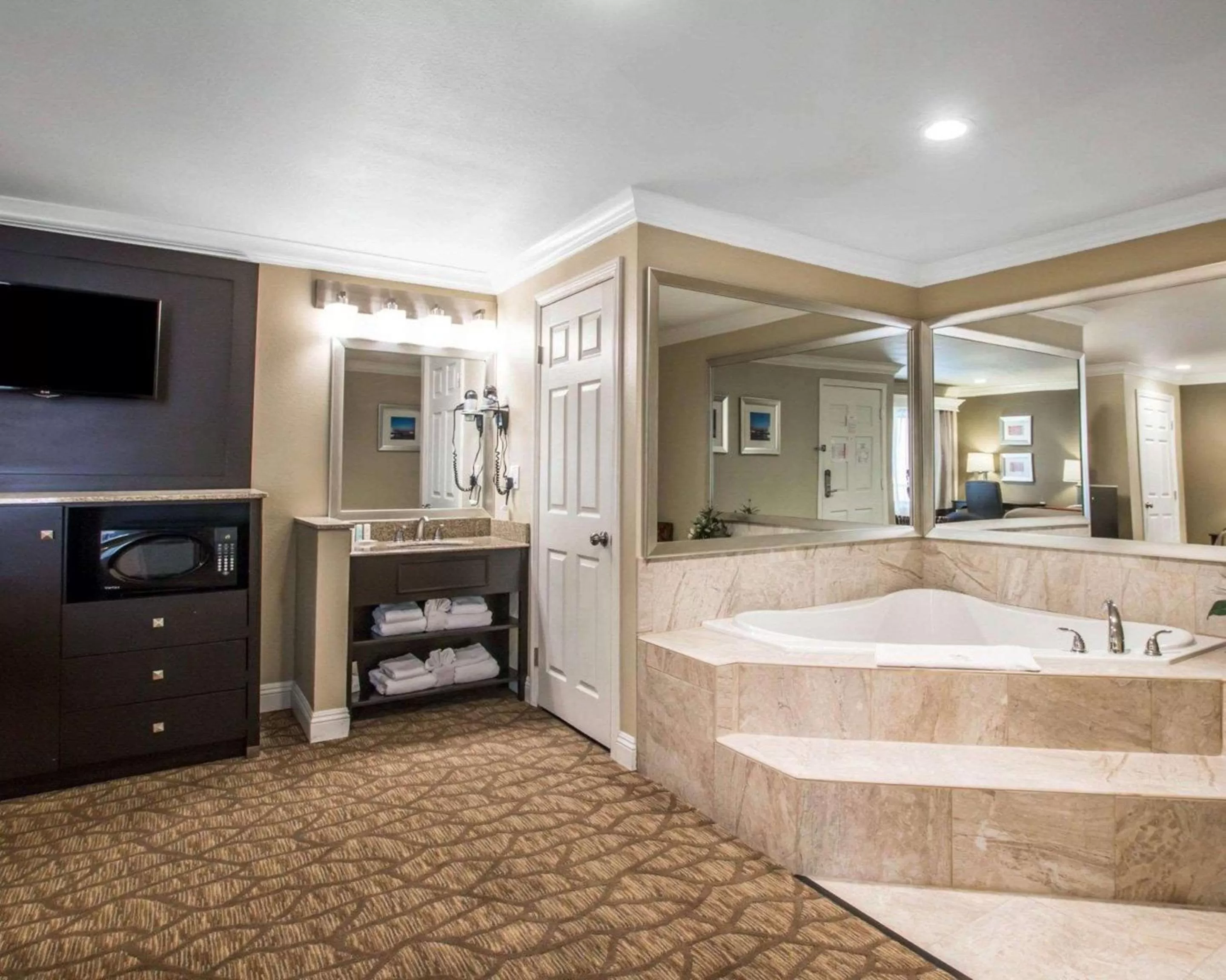 Photo of the whole room, Bed in Quality Inn Downey