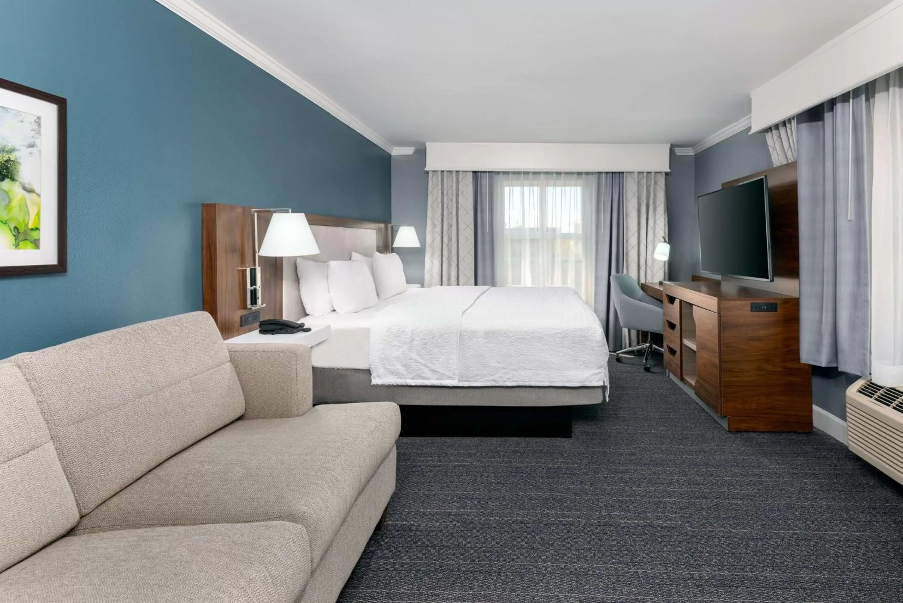 Living room, Bed in Hampton Inn Savannah Historic District