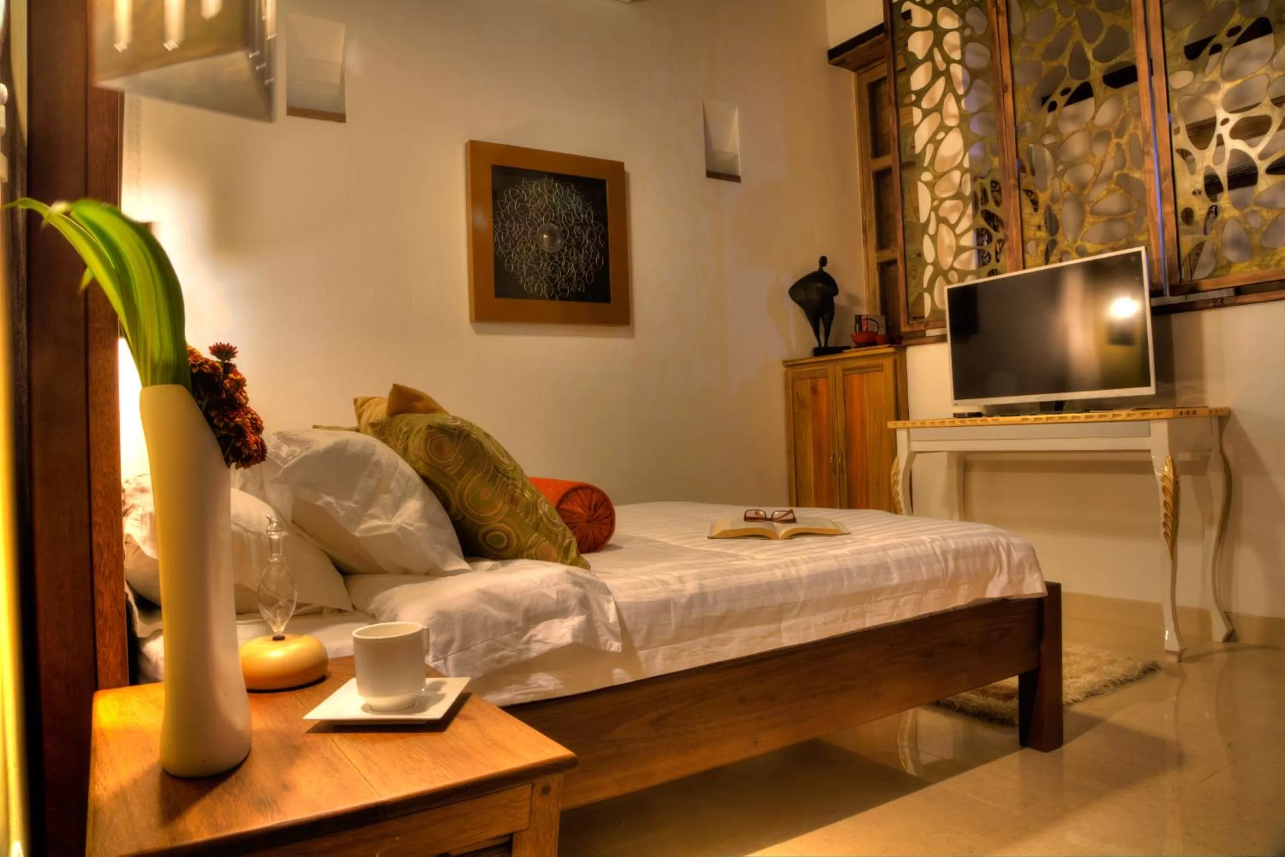 Photo of the whole room, TV/Entertainment Center in Casa de Leda, a Kali Hotel