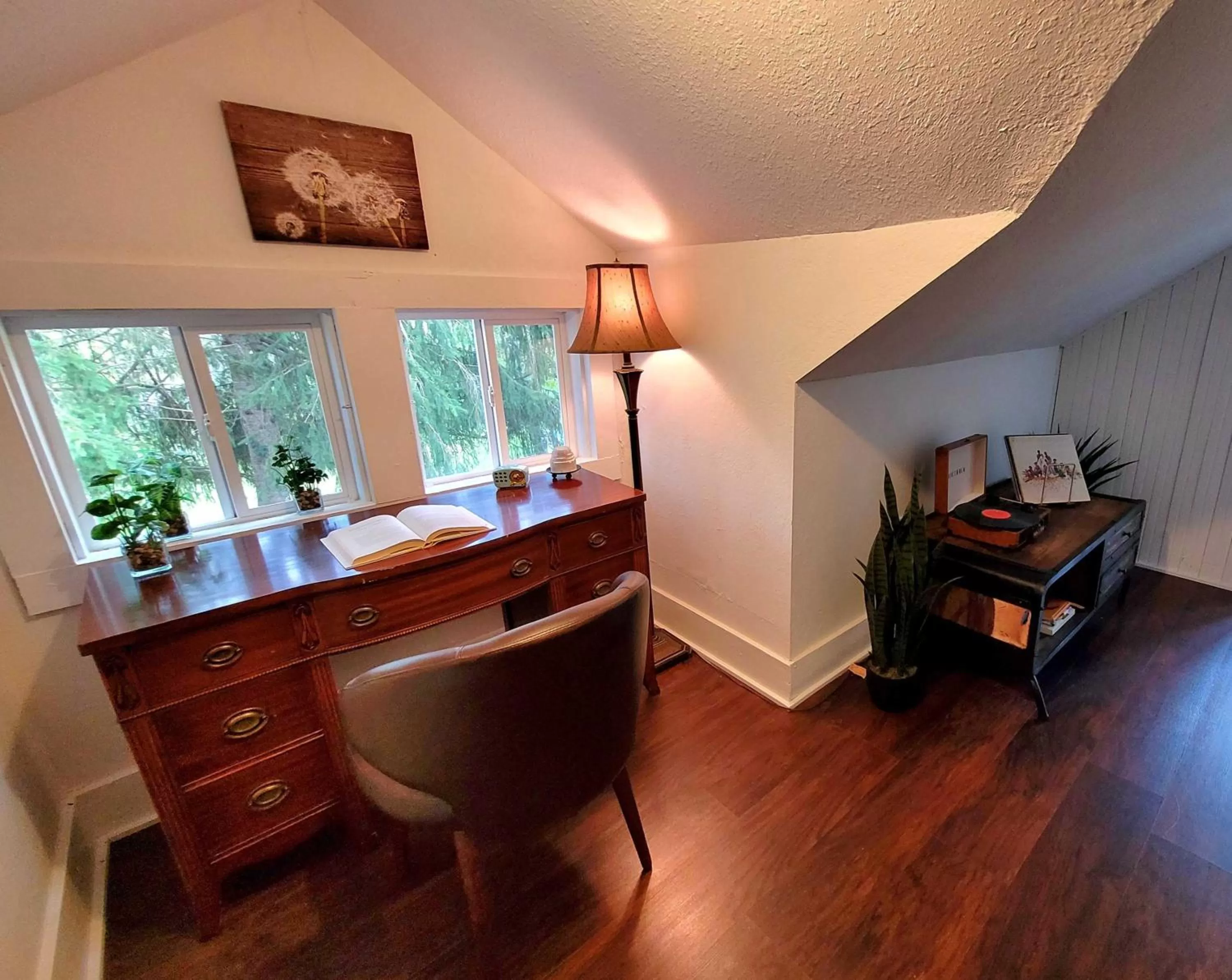 Communal lounge/ TV room in Pump House Inn & Spa