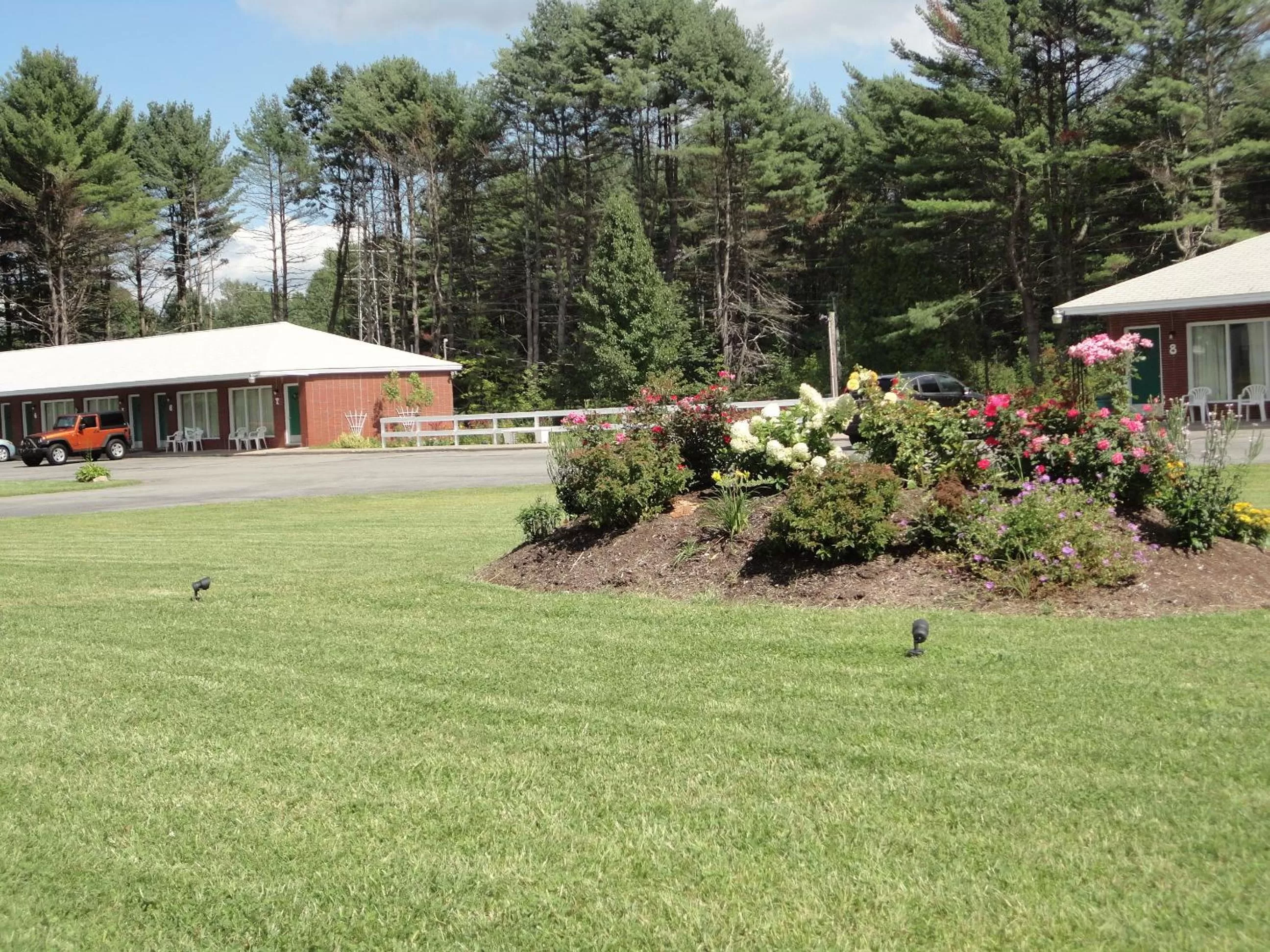 Garden view in Sara Glen Motel - Saratoga Springs-Glens Falls