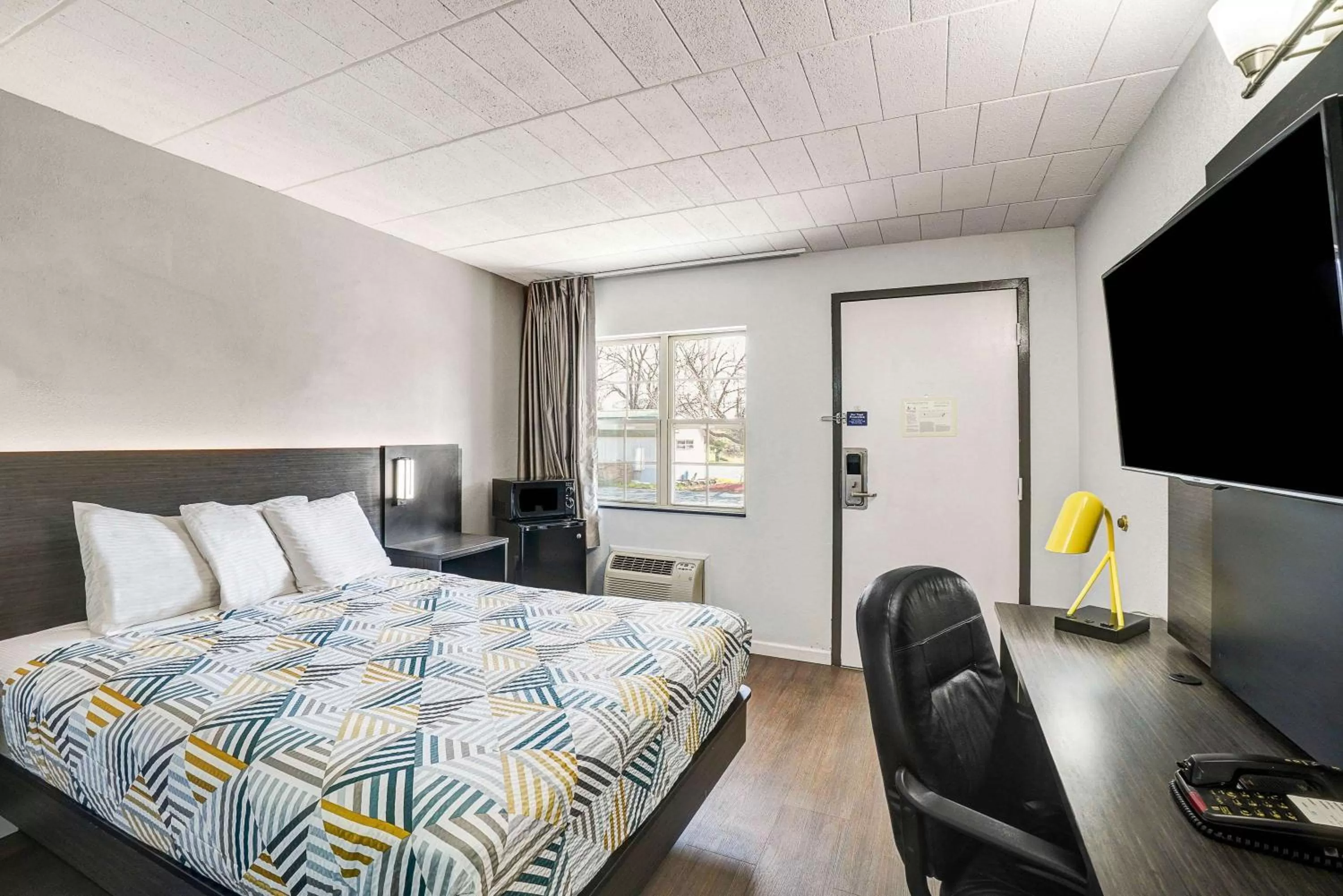 Photo of the whole room, Bed in Motel 6 Carlisle, PA - Cumberland Valley