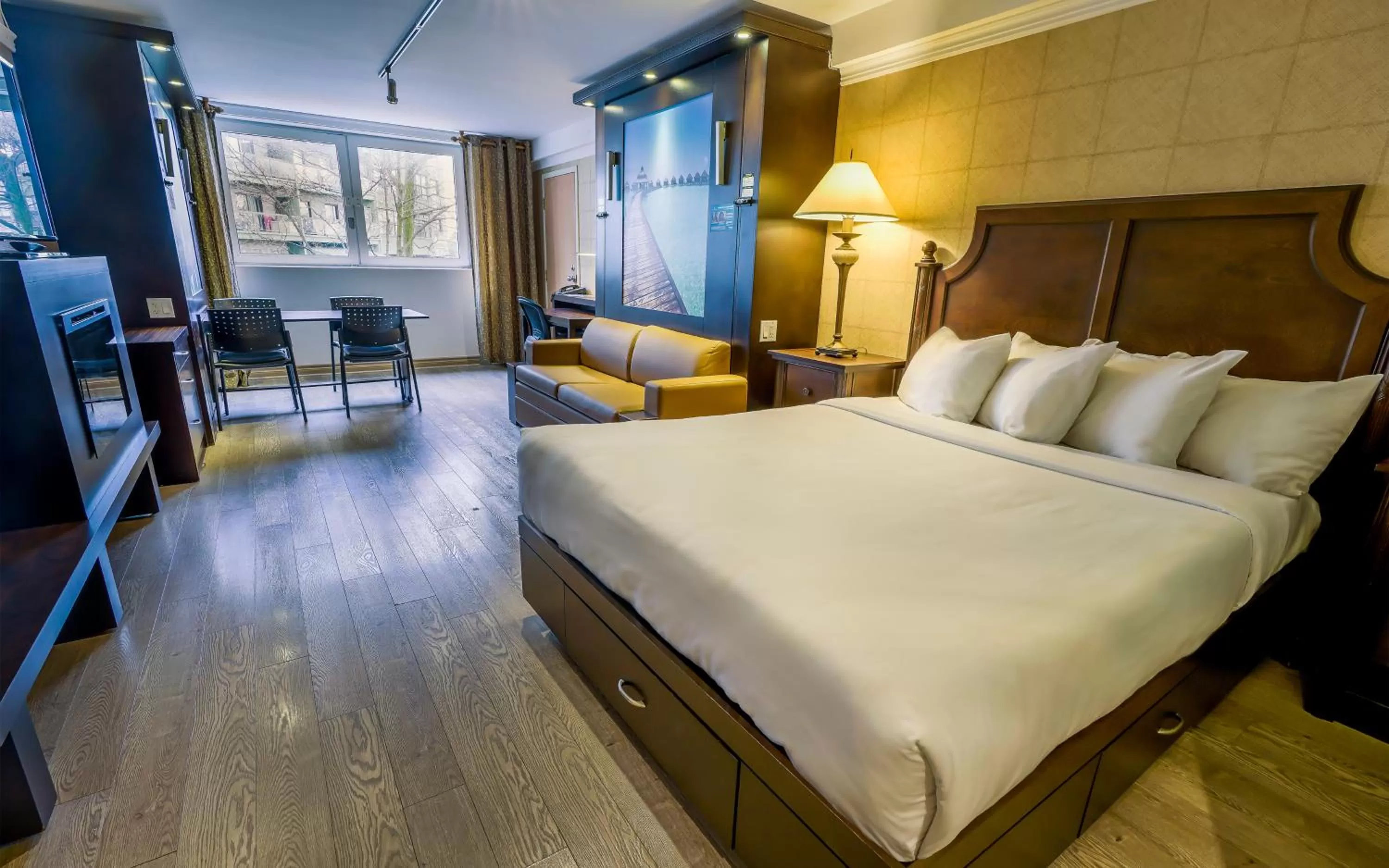 Studio with Three Queen Beds  in L'Hôtel Québec par JARO