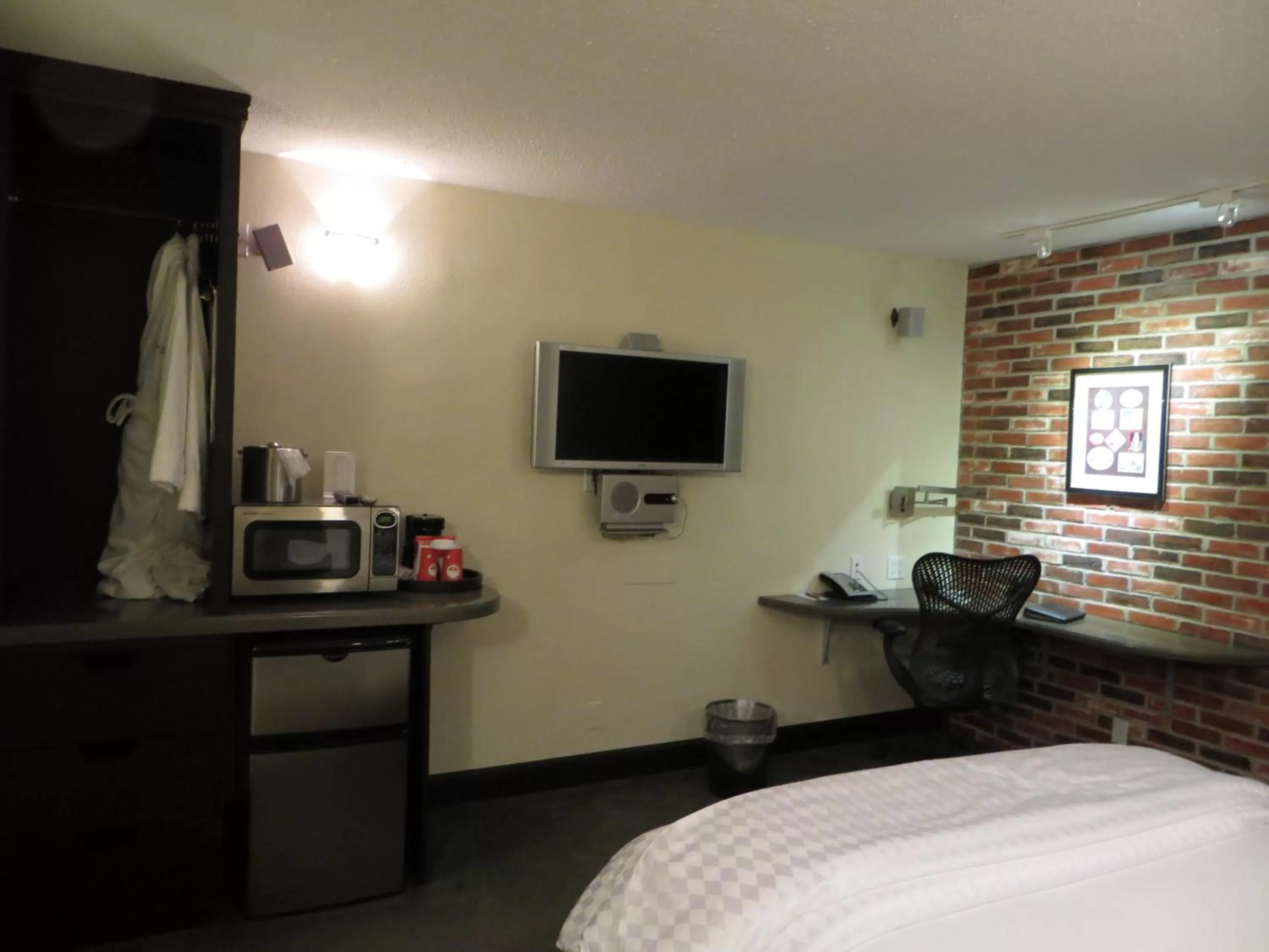 TV and multimedia, TV/Entertainment Center in Mark Twain Hotel