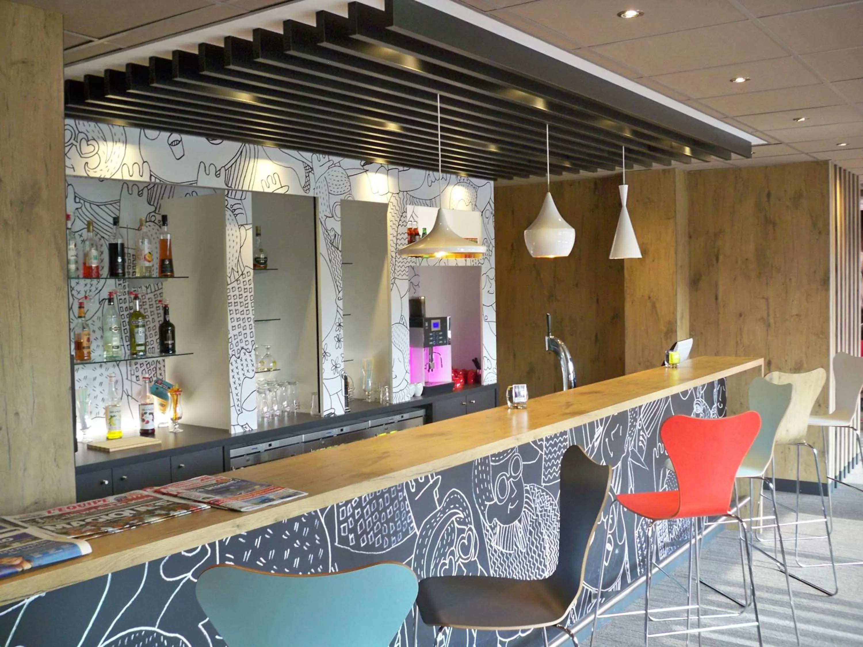 Lounge or bar in Ibis Évry-Courcouronnes