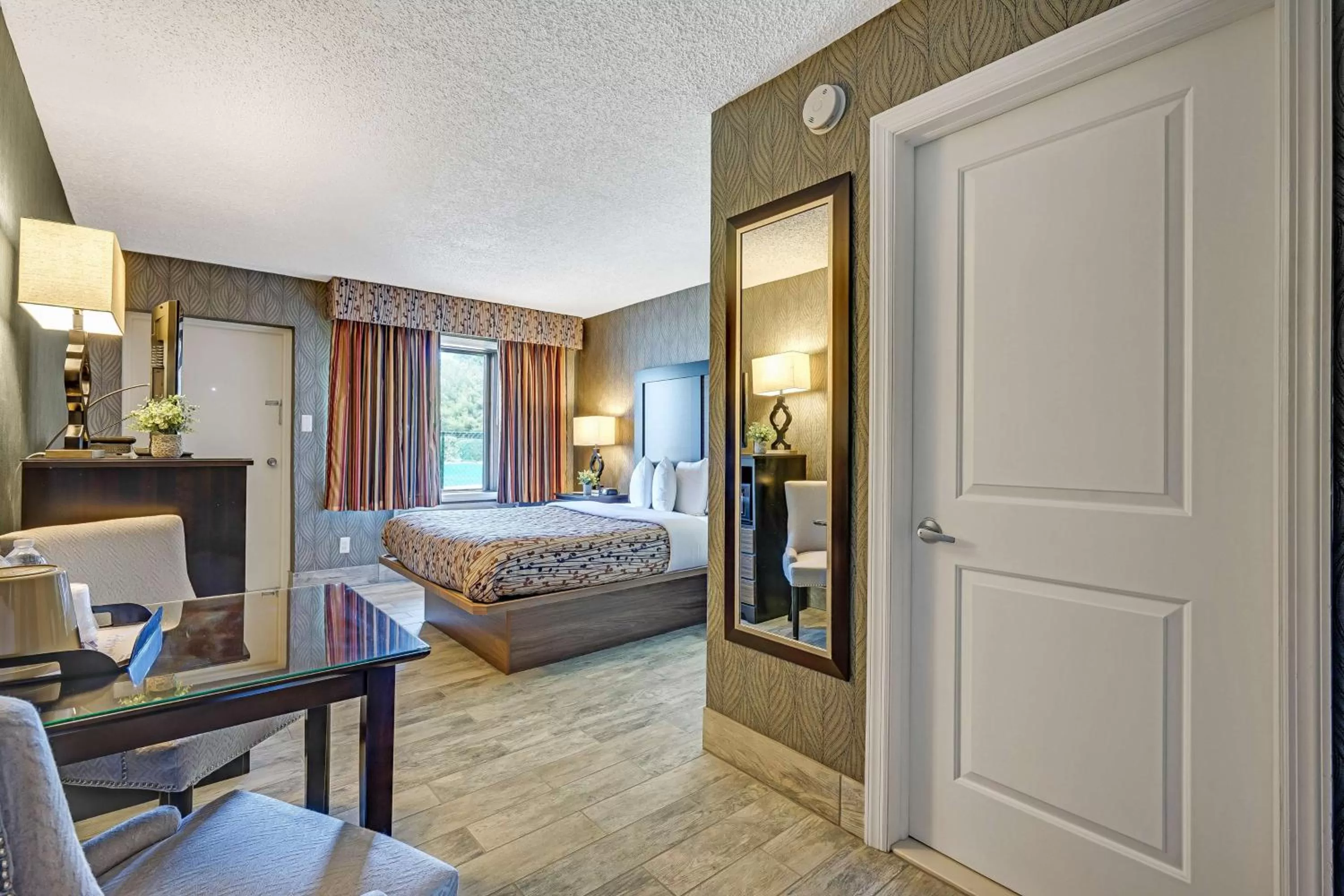 Photo of the whole room, Bed in Blue Creek Inn