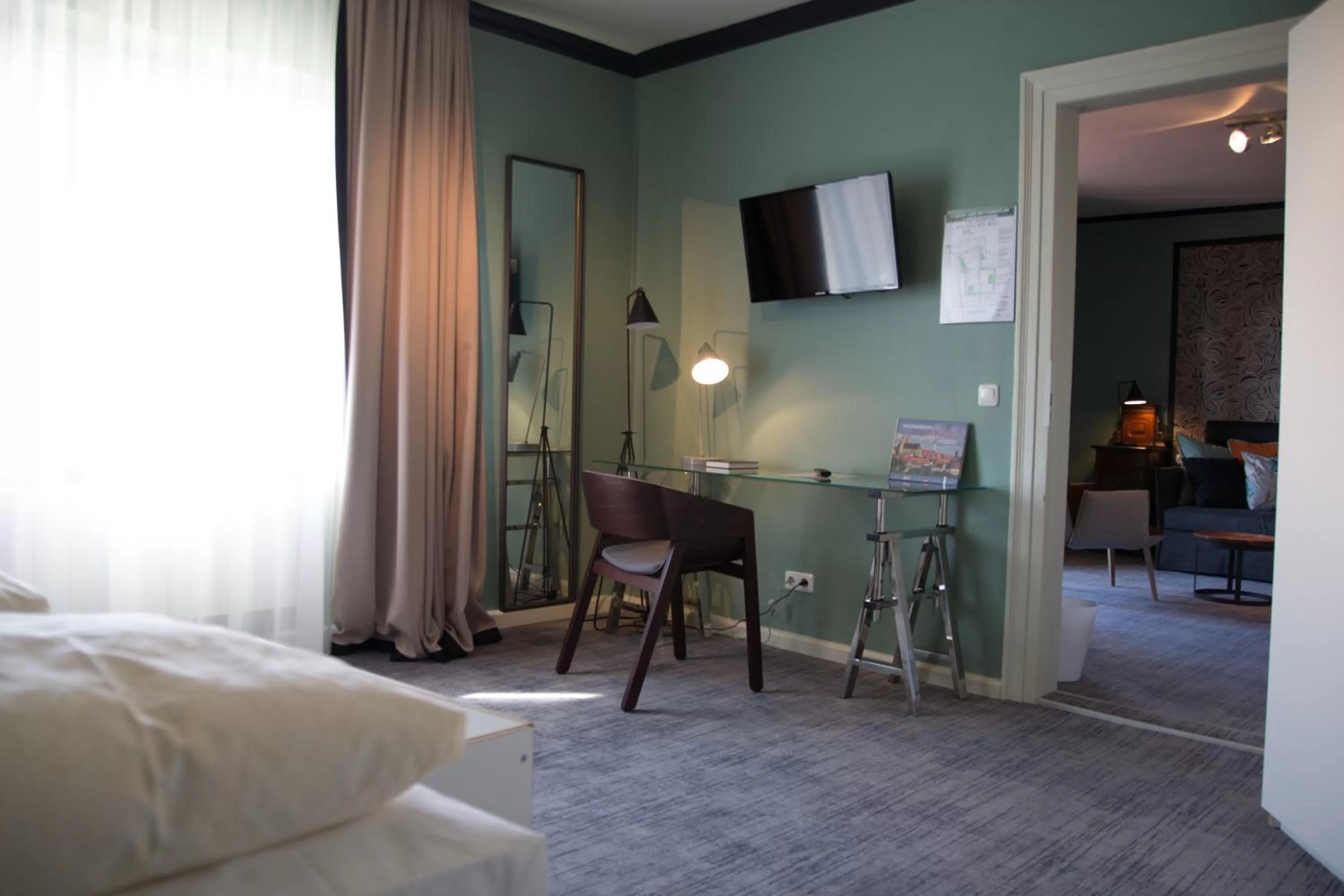 Living room, Bed in Historik Hotel Goldener Hirsch Rothenburg