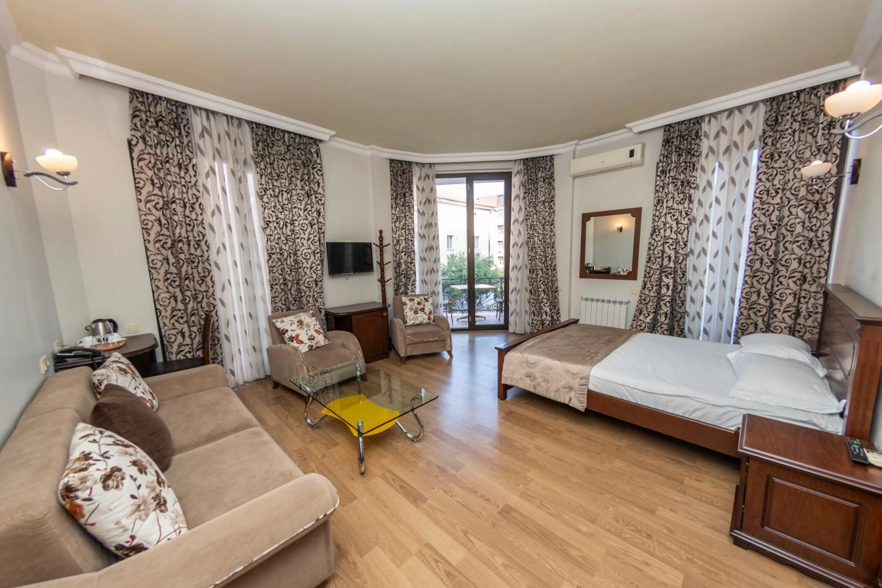 Photo of the whole room in Eiffel Hotel