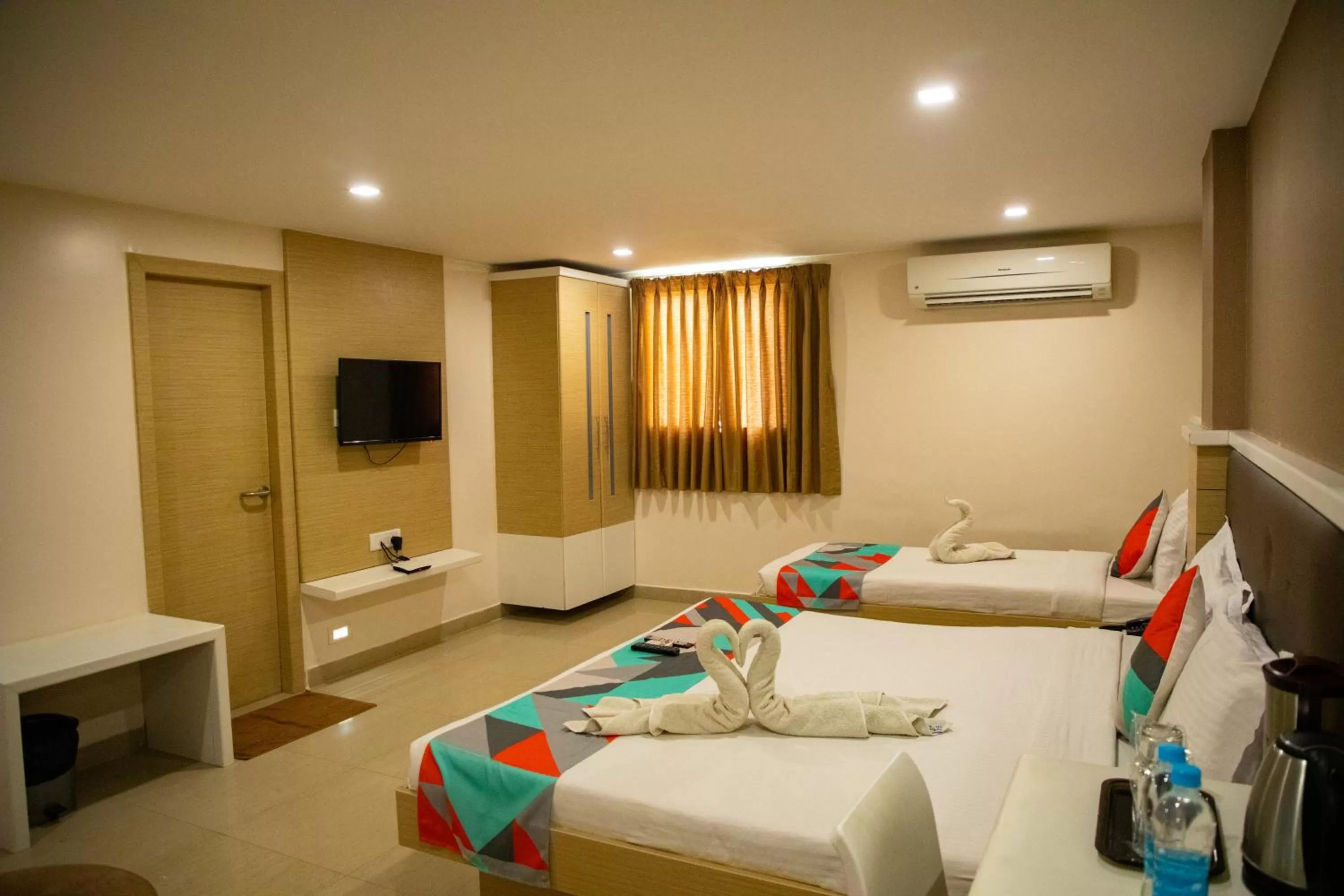 Photo of the whole room, Bed in Arunaachalaa Resiidency