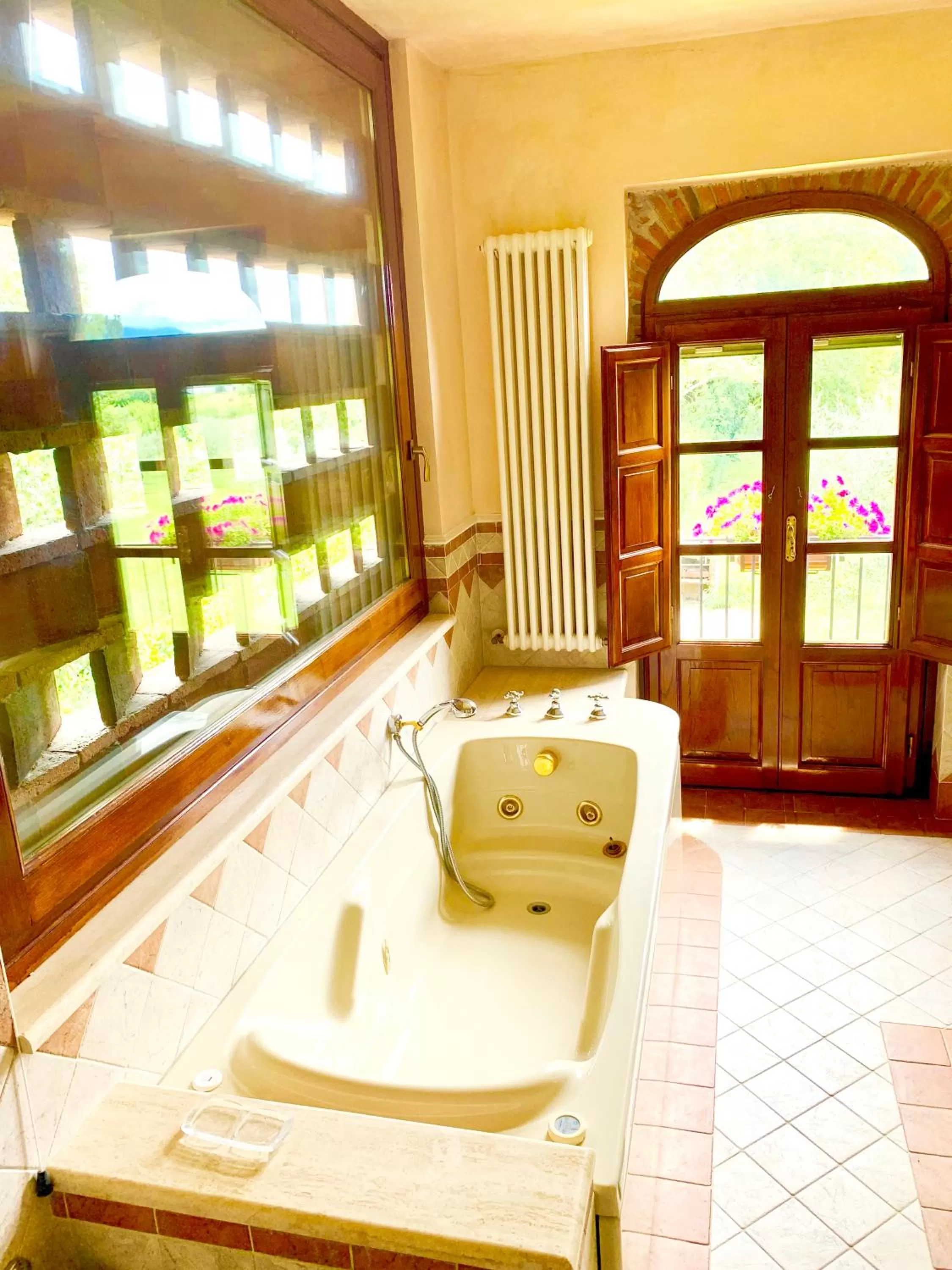 Hot Tub in B&B La Fornace del Sole