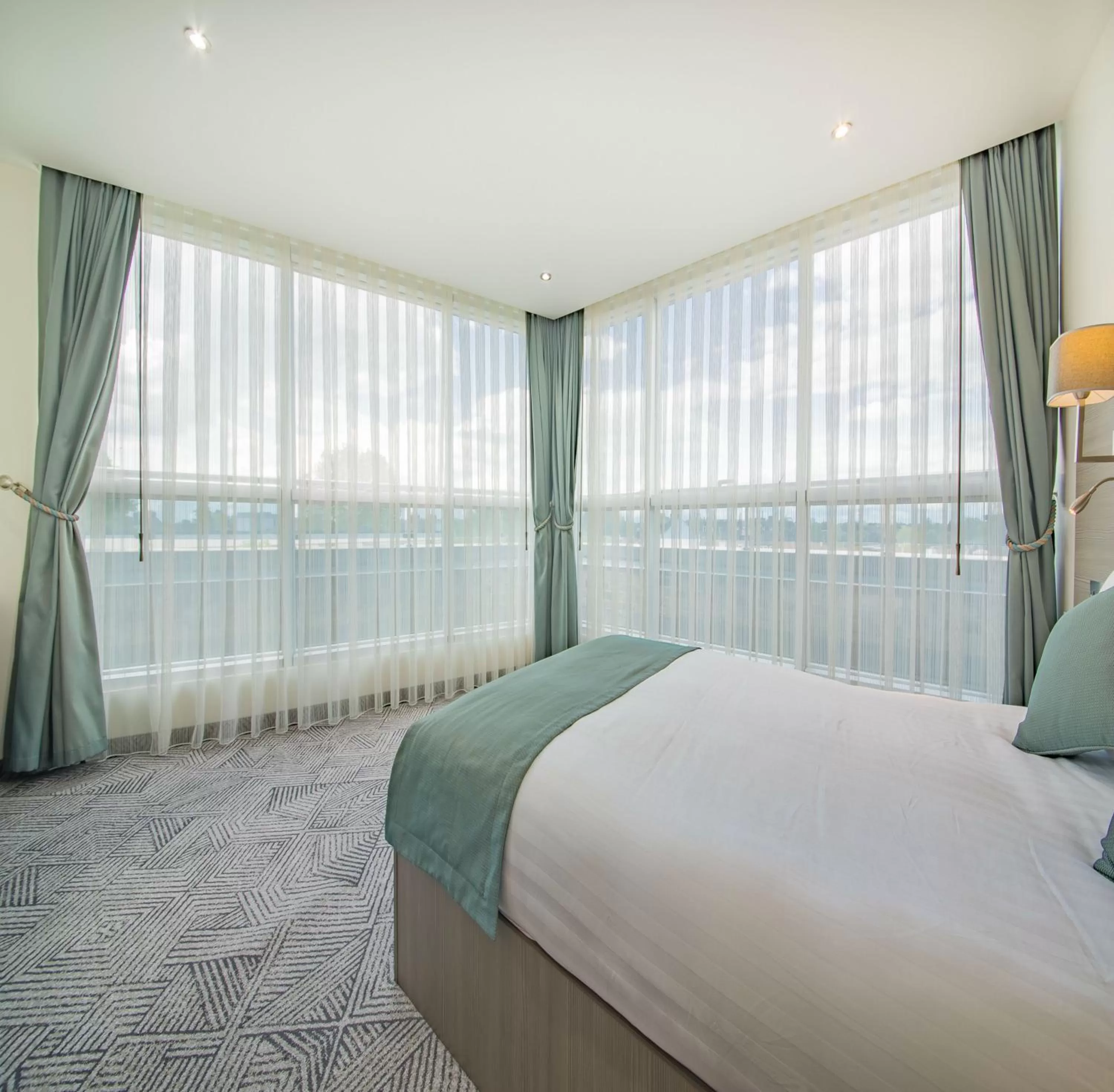 Day, Bed in The Lion & Key Hotel