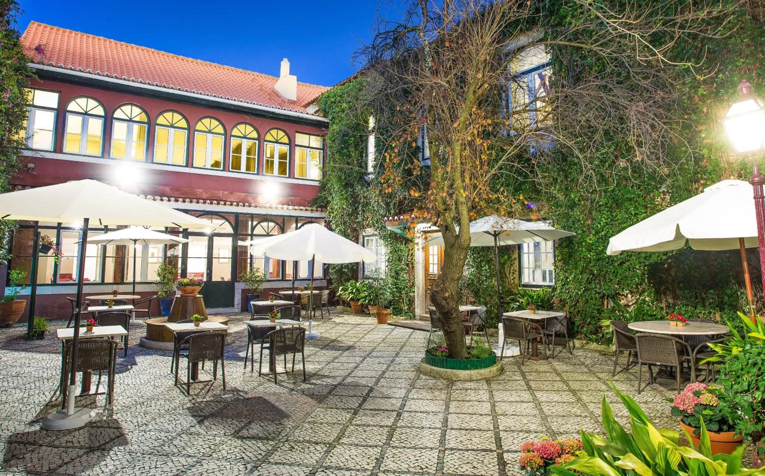 Patio in York House Lisboa Hotel