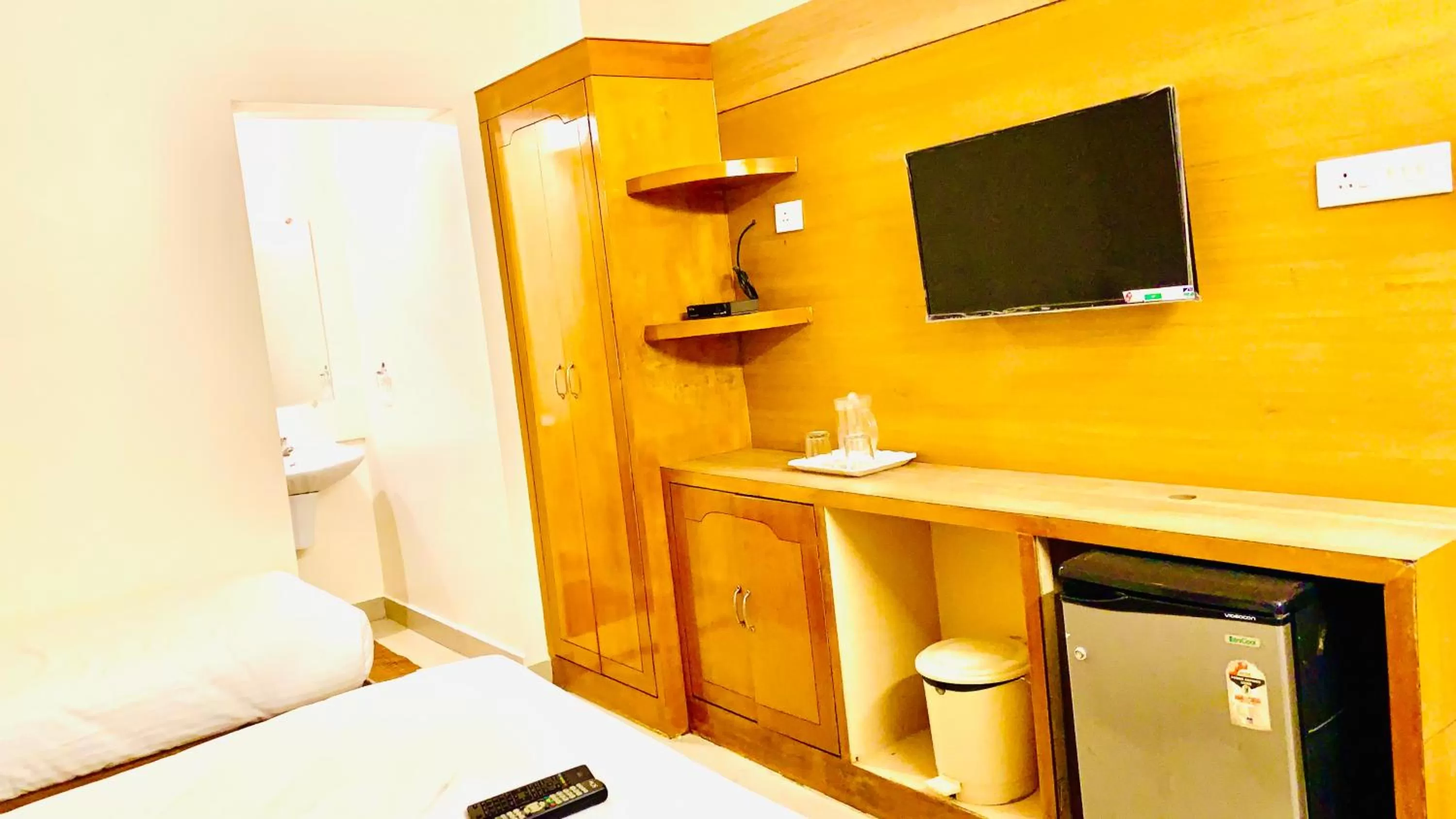 Communal lounge/ TV room, TV/Entertainment Center in Half Moon Palace Chennai