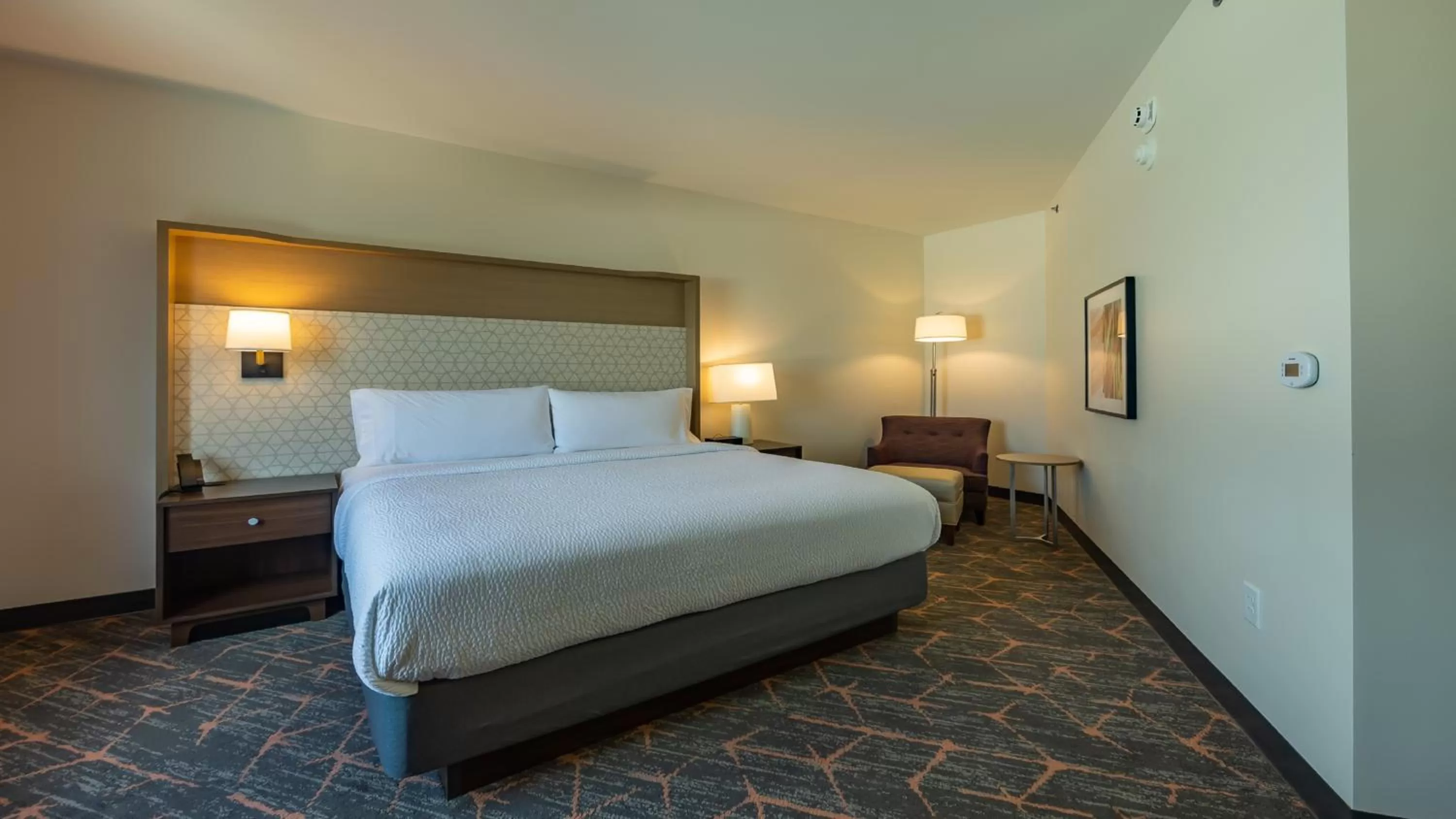 Bedroom, Bed in Courtyard by Marriott Atlanta Dunwoody