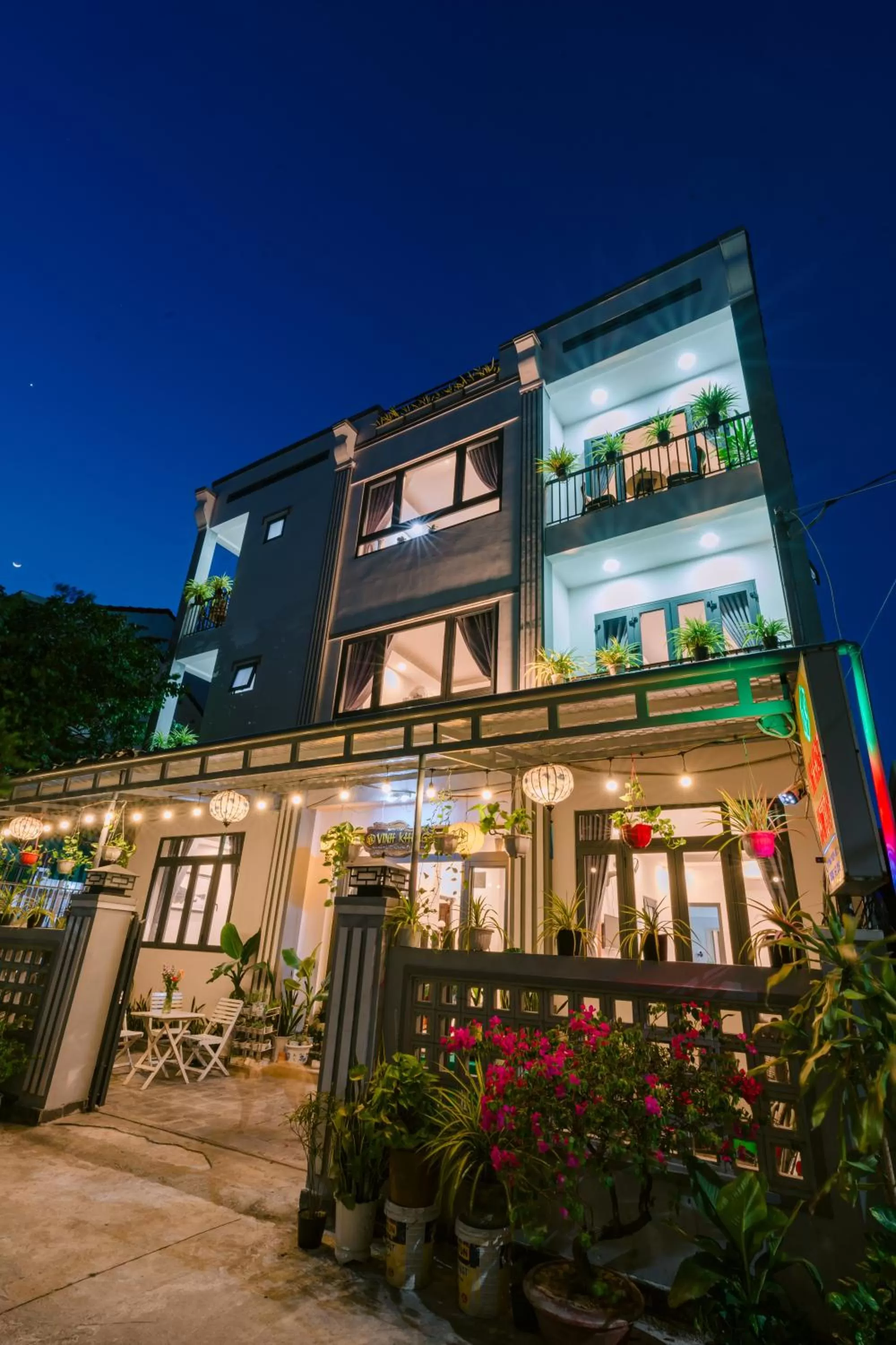 Property building in Vinh Khang Homestay
