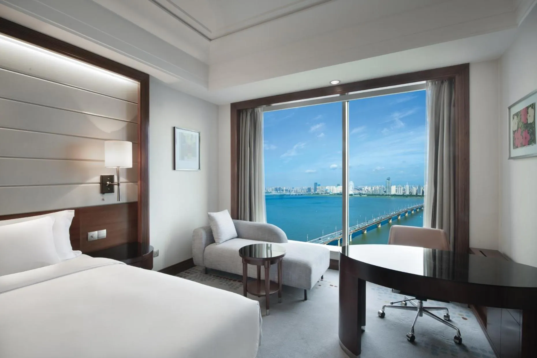 Bedroom, Bed in Crowne Plaza Nanchang Riverside, an IHG Hotel