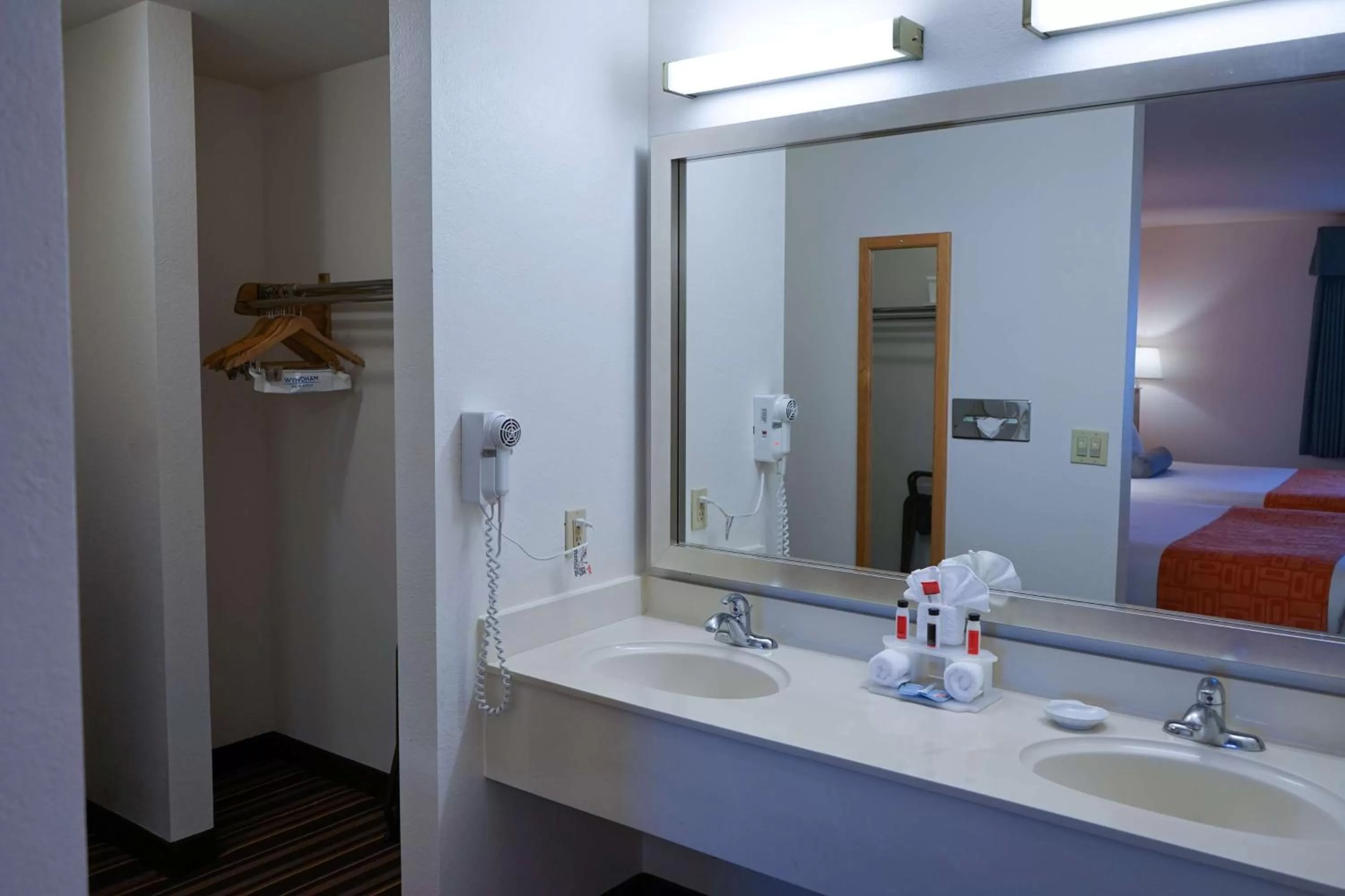 Bathroom, Bed in Howard Johnson by Wyndham Salinas