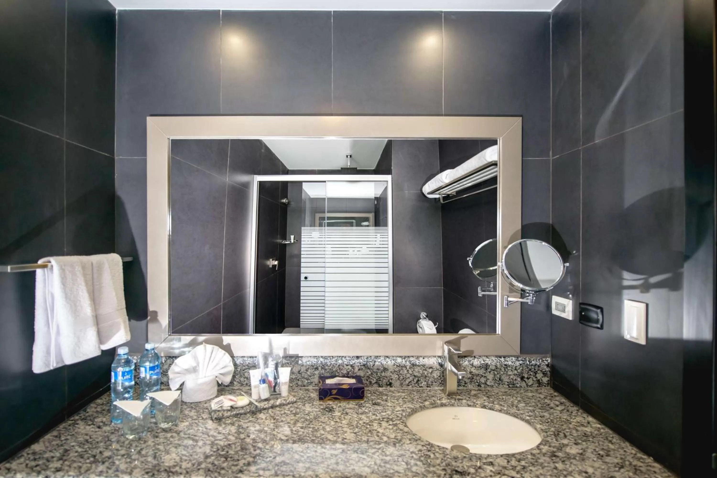 King Room - Disability Access/Non-Smoking in Wyndham Manta Sail Plaza Hotel and Convention Center