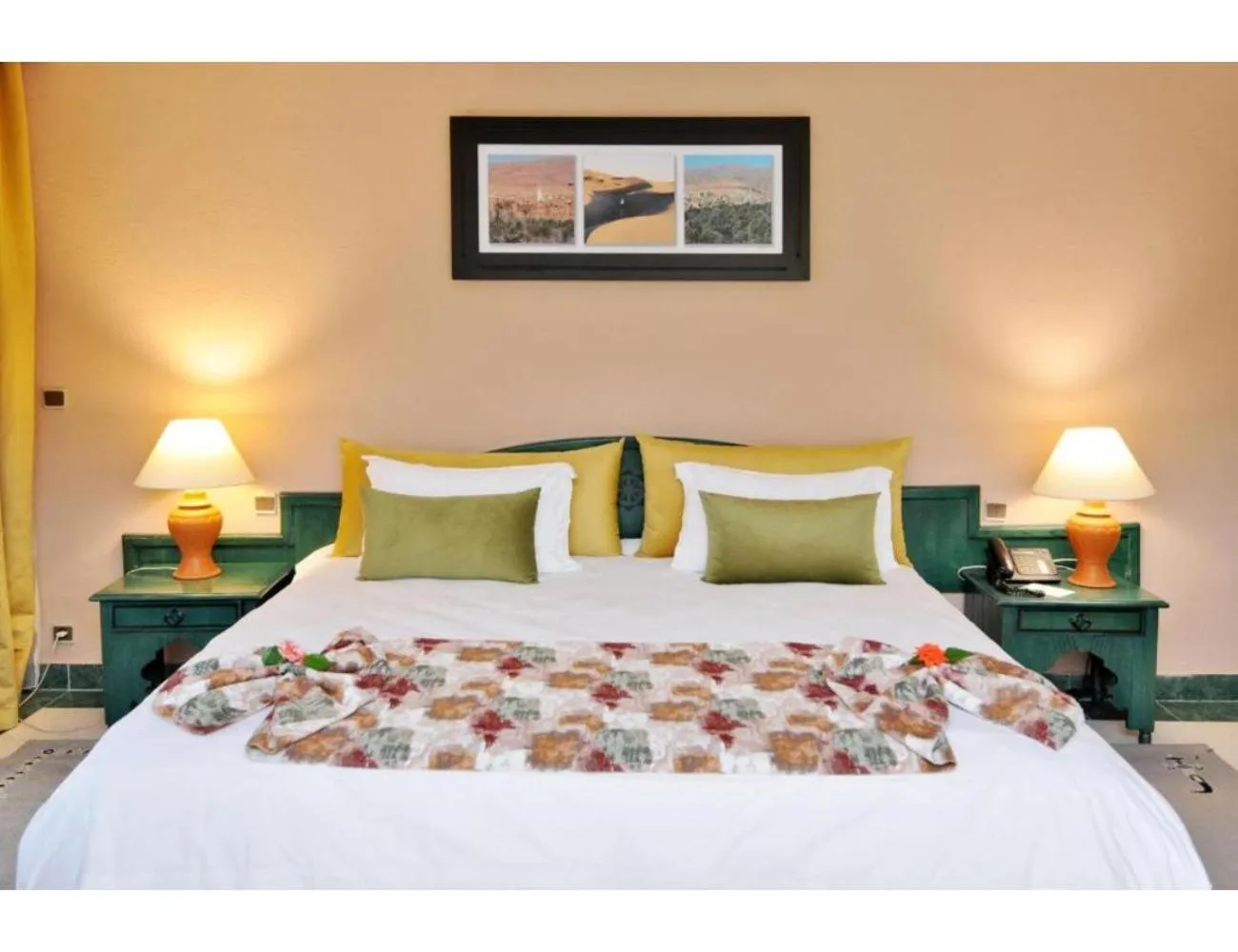 Bedroom, Bed in Hôtel Volubilis