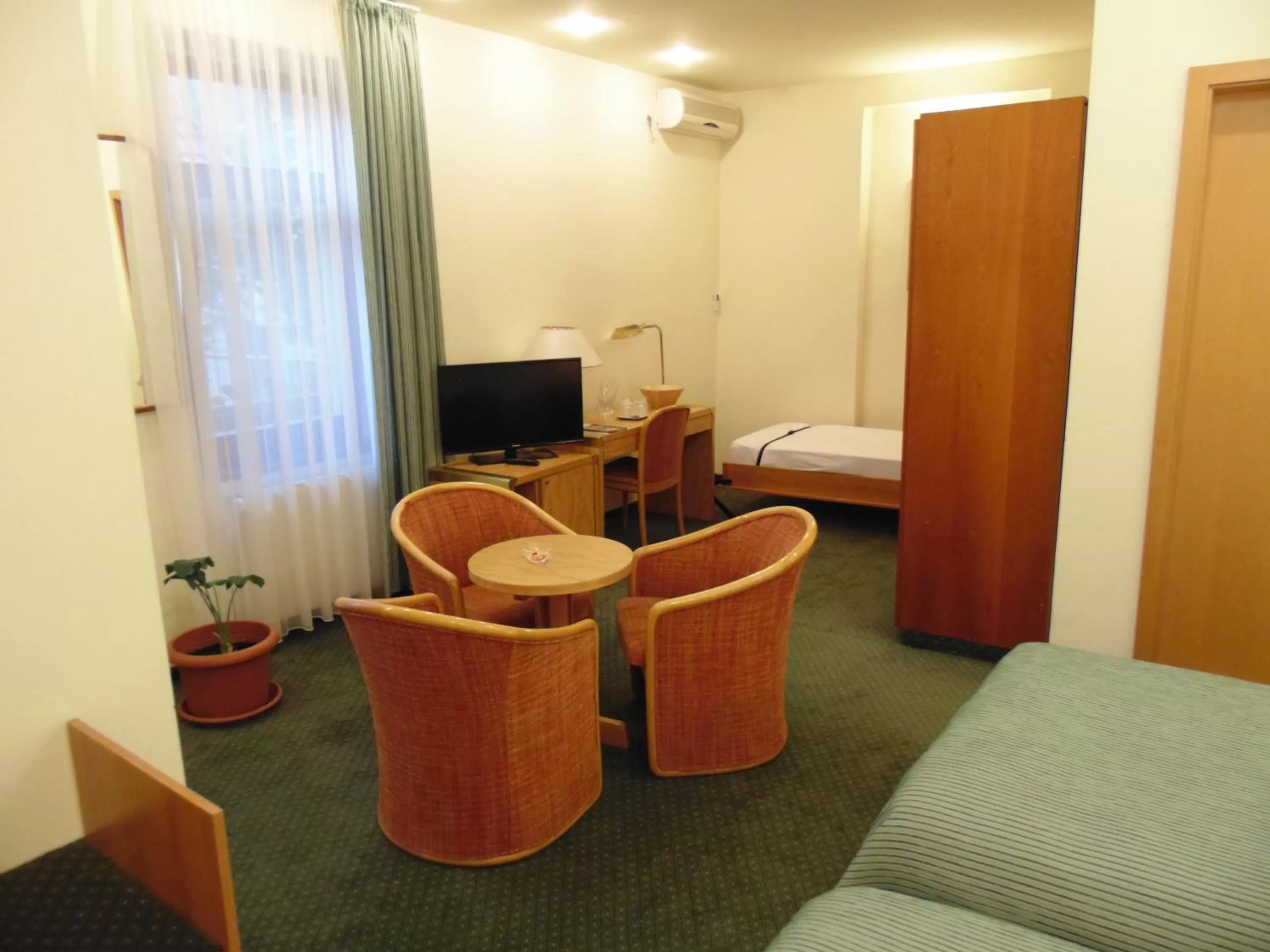 Bed in Curtea Brasoveana