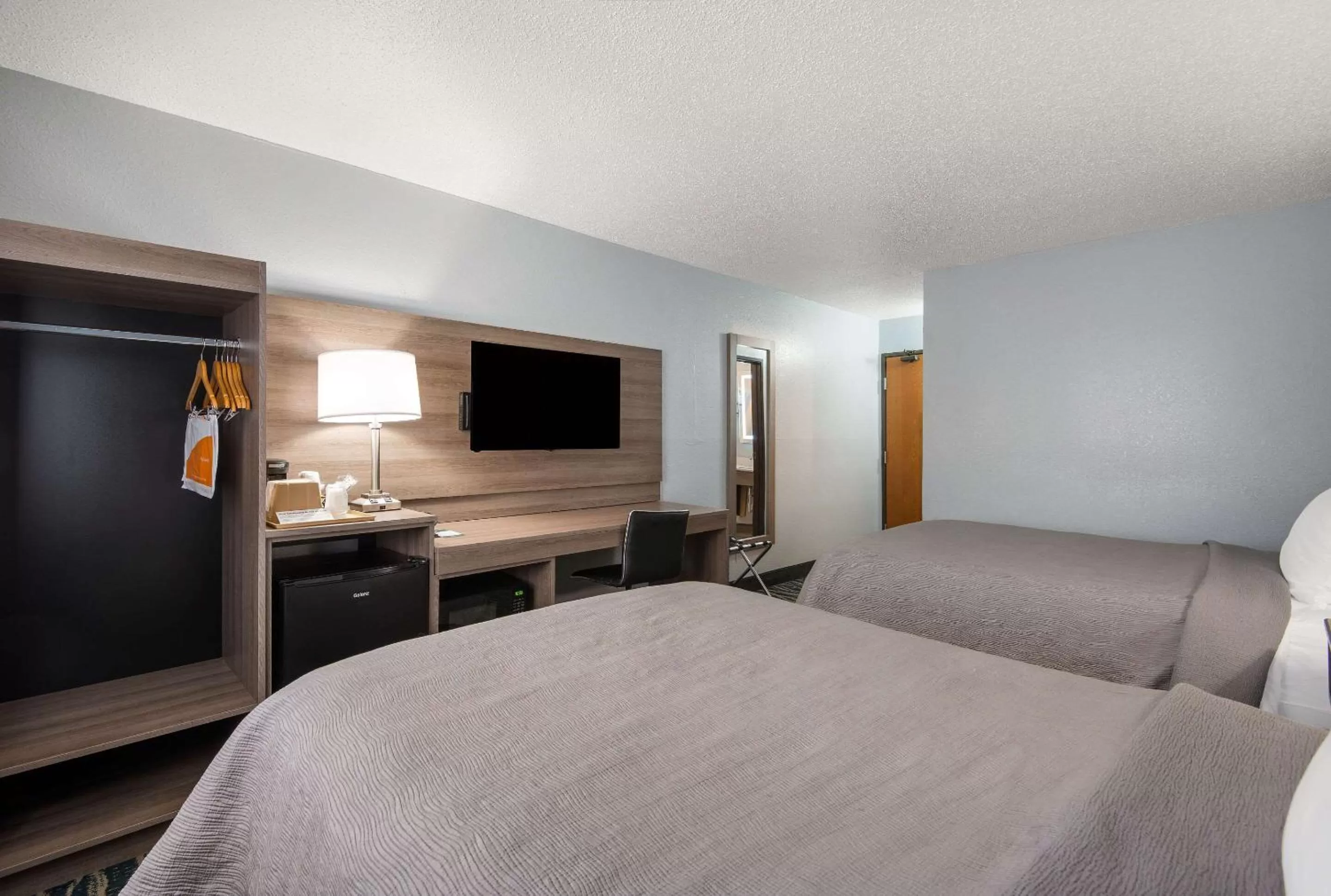 Bedroom, Bed in Super 8 by Wyndham Oneida Verona