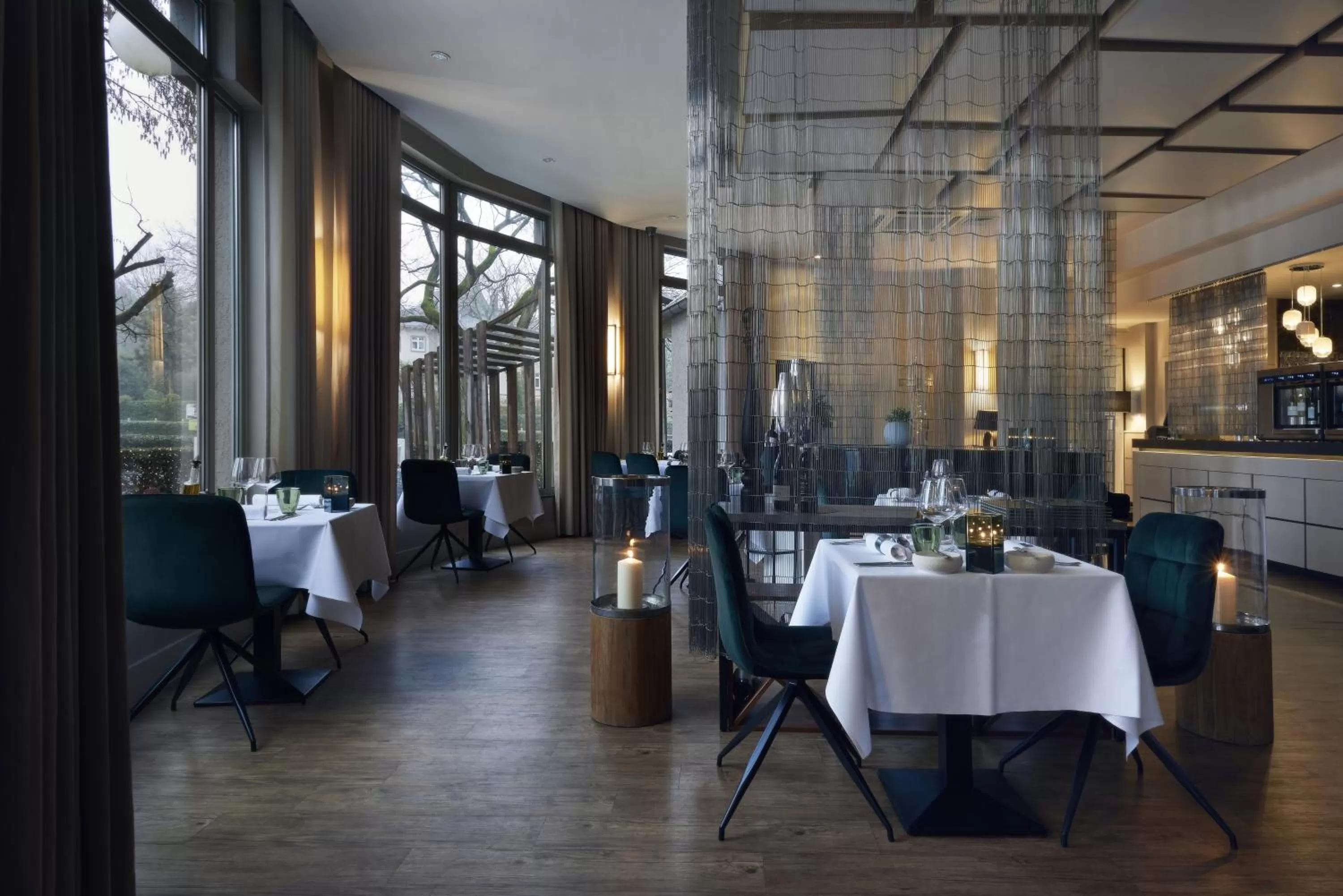 Restaurant/places to eat in M Hotel