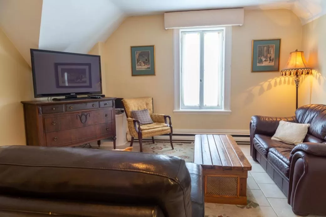 TV and multimedia, Seating Area in Grey Gables Inn