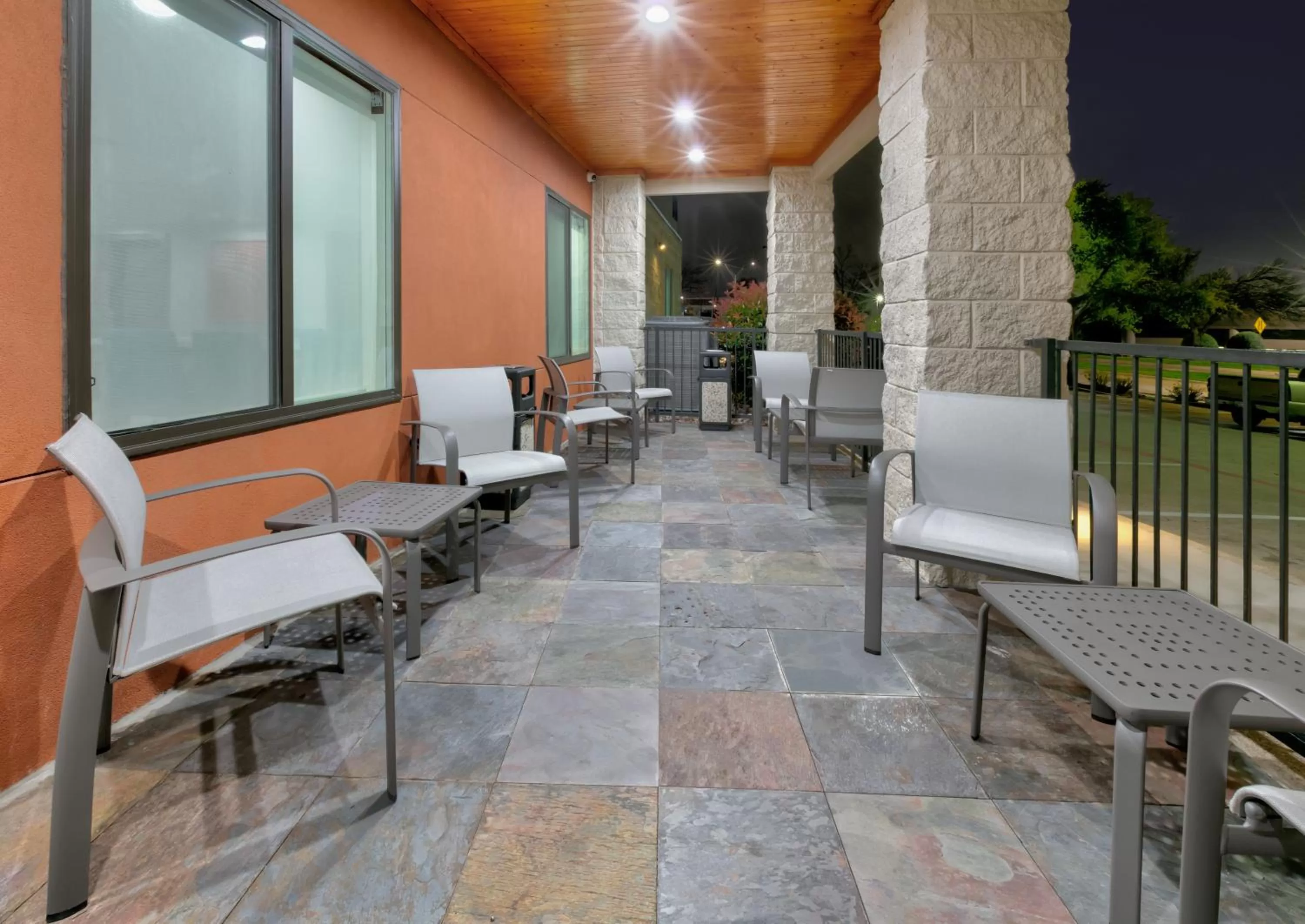 Seating area in Holiday Inn Express & Suites DALLAS PARK CENTRAL NORTHEAST by IHG