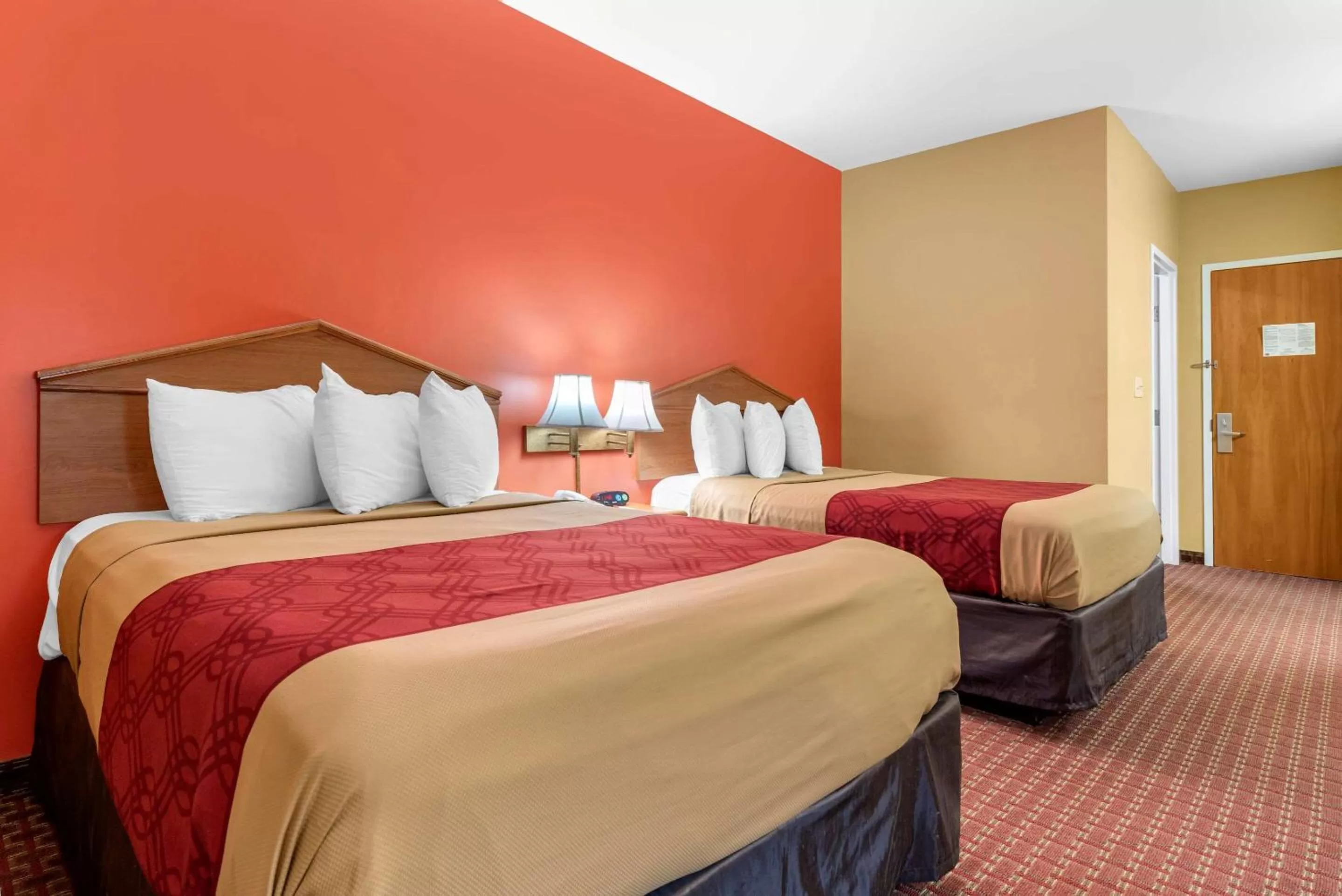 Photo of the whole room, Bed in Econo Lodge Louisville Airport