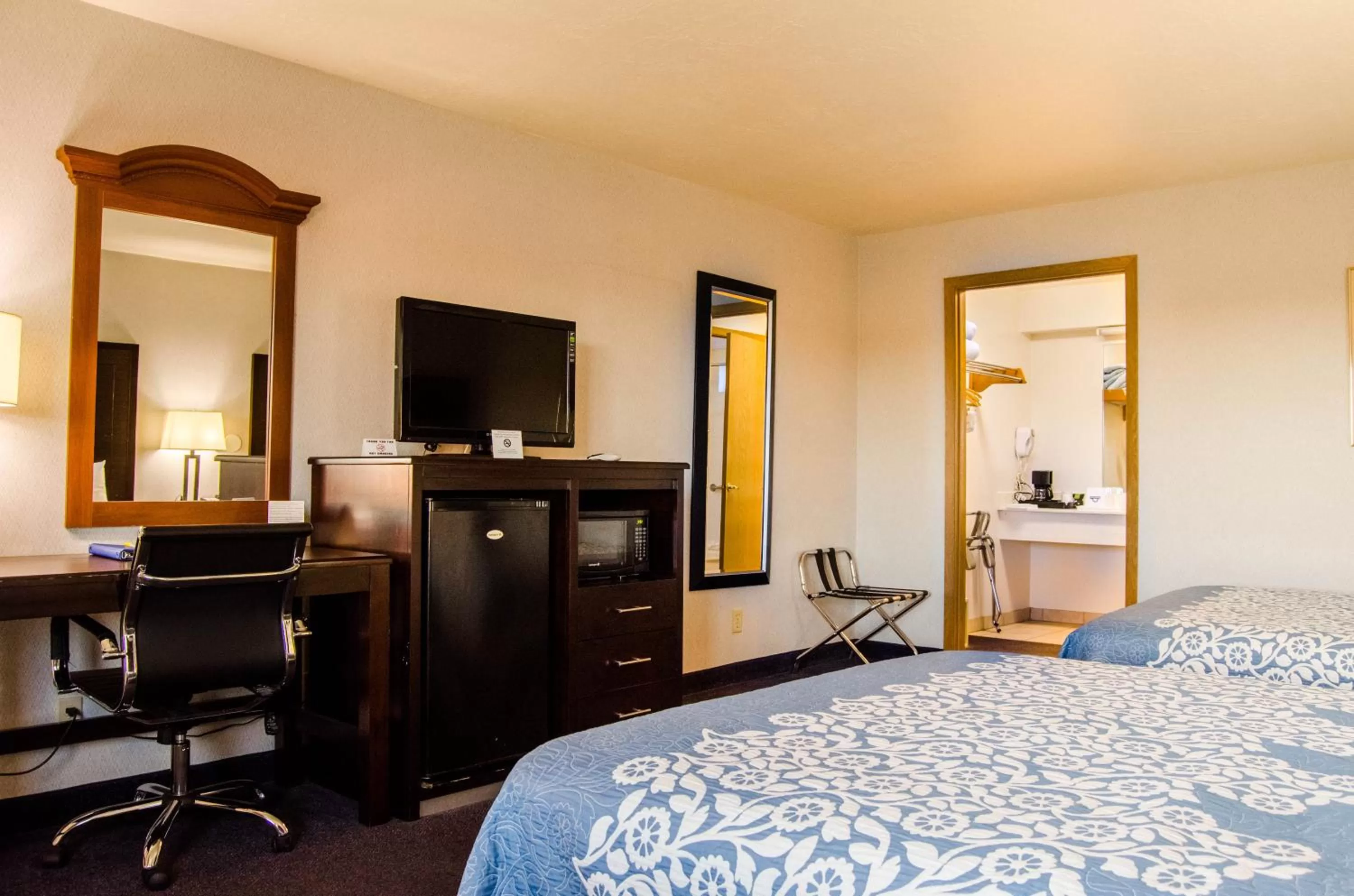 Bed in Econo Lodge Panguitch near Bryce Canyon